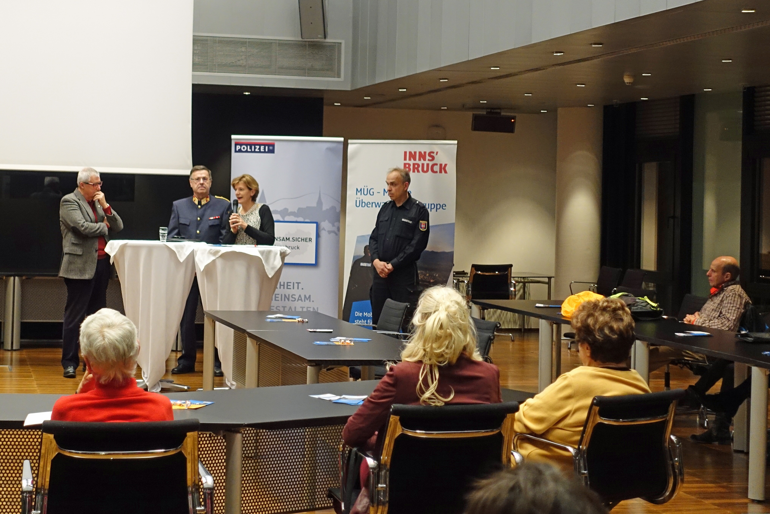Moderator Markus Sommersacher (l.) holte informative Antworten der drei EntscheidungsträgerInnen auf die Fragen im Plenum ein.
