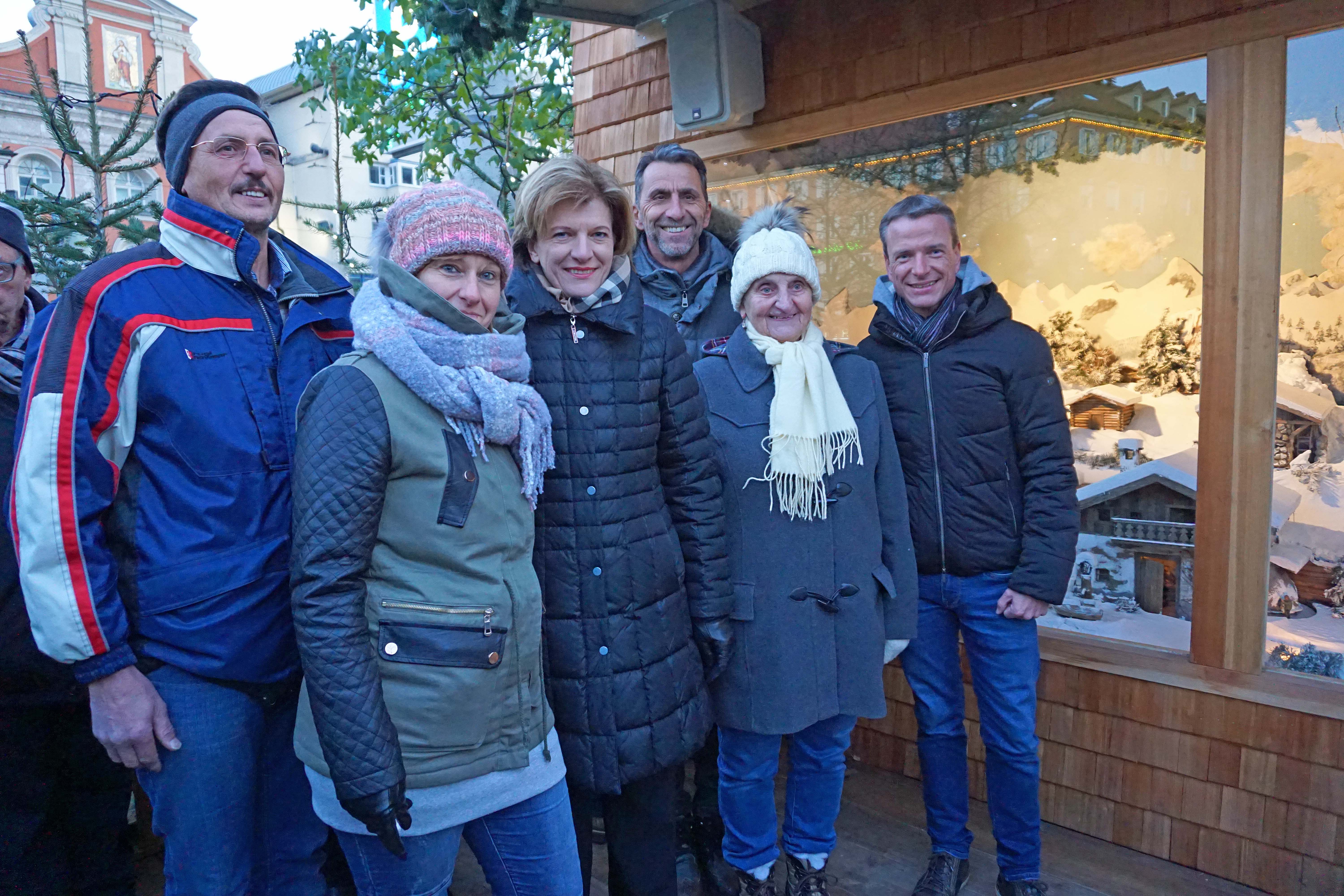 Ließen sich die erste Aufführung der Jaufenthalerkrippe im Winter 2017/18 nicht entgehen (v. l.): Bürgermeisterin Christine Oppitz-Plörer (3. v. l.), Vizebürgermeister Christoph Kaufmann (r.) mit Christian Mark (Christkindlmarkt Marktplatz, 3. v. r.), Walter Vötter (Innsbrucker Immobiliengesellschaft Instandhaltung, l.) und Inge Jaufenthaler (2. v. r.) mit Tochter Sylvia (2. v. l.)
