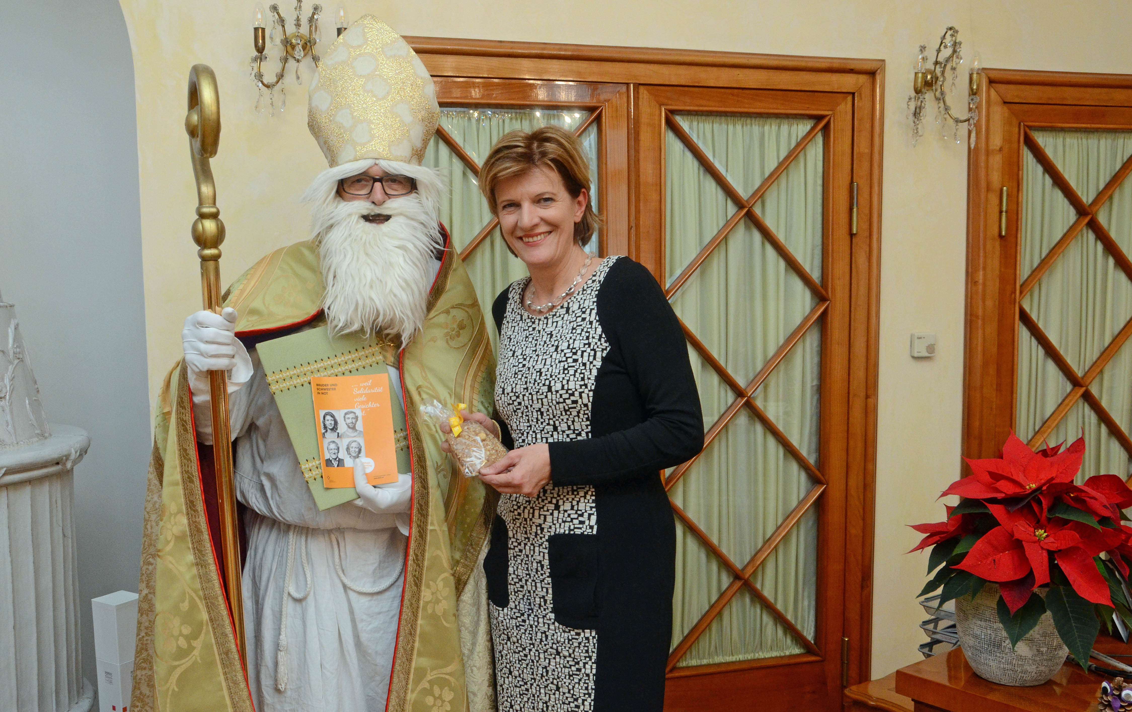 Hoher Besuch im Innsbrucker Rathaus: Der Nikolaus bei Bürgermeister Christine Oppitz-Plörer.