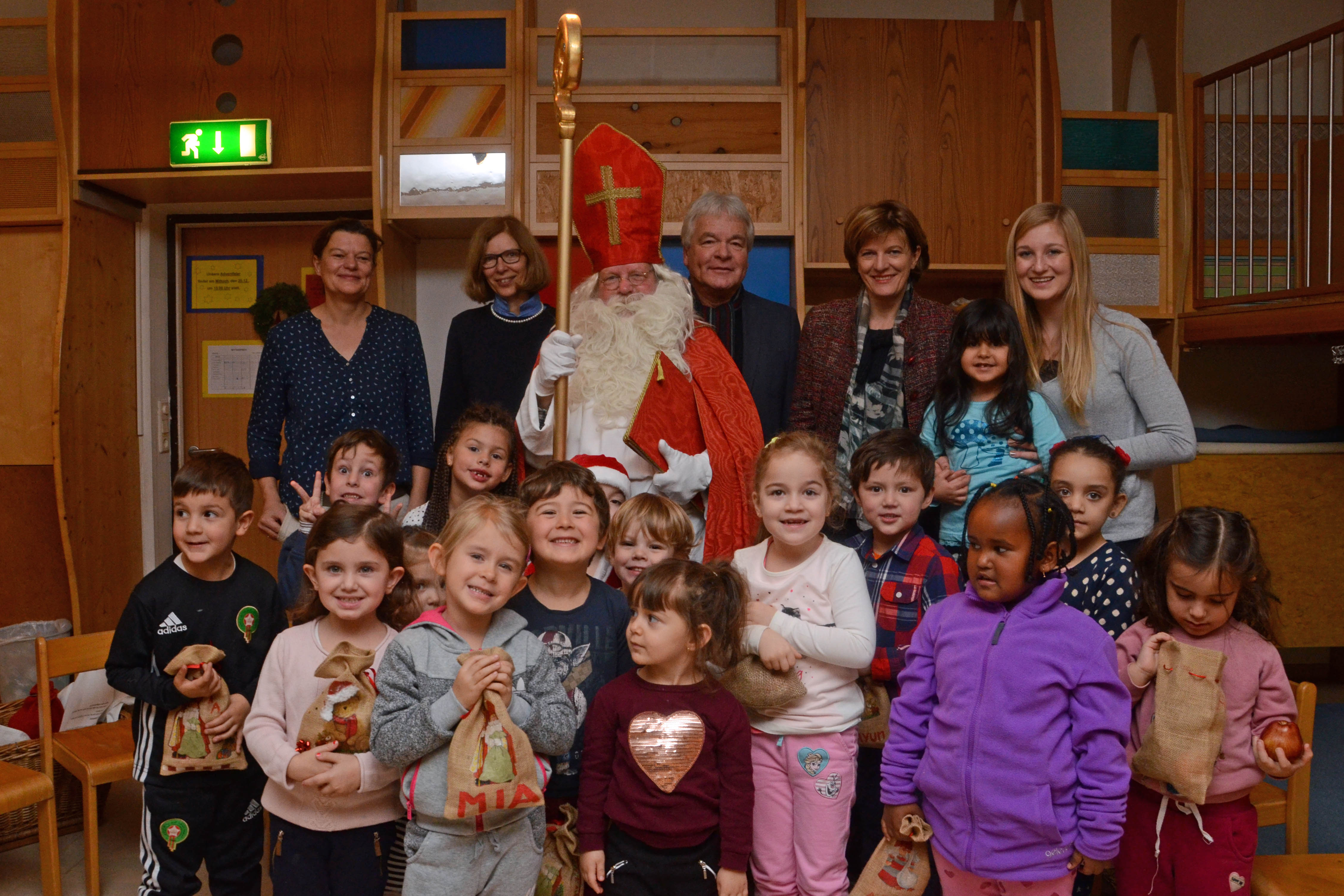 Der Nikolaus besuchte die Kinder und deren Betreuerinnen im Kindergarten Lönsstraße. Bürgermeisterin Christine Oppitz-Plörer (2. v. r., hinten), Bildungsstadtrat Ernst Pechlaner (3. v. r., hinten) und Amtsleiterin Martina Zabernig (Kinder, Jugend und Generationen, 2. v. l., hinten) schauten ebenfalls vorbei.