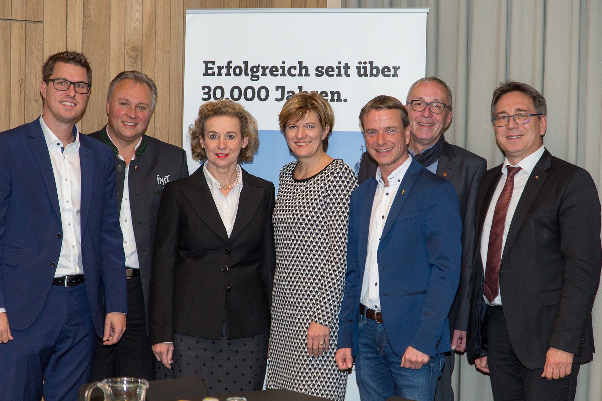 Bürgermeister und Bürgermeisterinnen im Gespräch: Christian Härting (Telfs), Stefan Weirather (Imst), Eva-Maria Posch (Hall), Christine Oppitz-Plörer (Innsbruck), Vizebürgermeister Christoph Kaufmann, Herbert Mayer (Gemeinderat Landeck) und Martin Krumschnabel (Kufstein; v.l.)