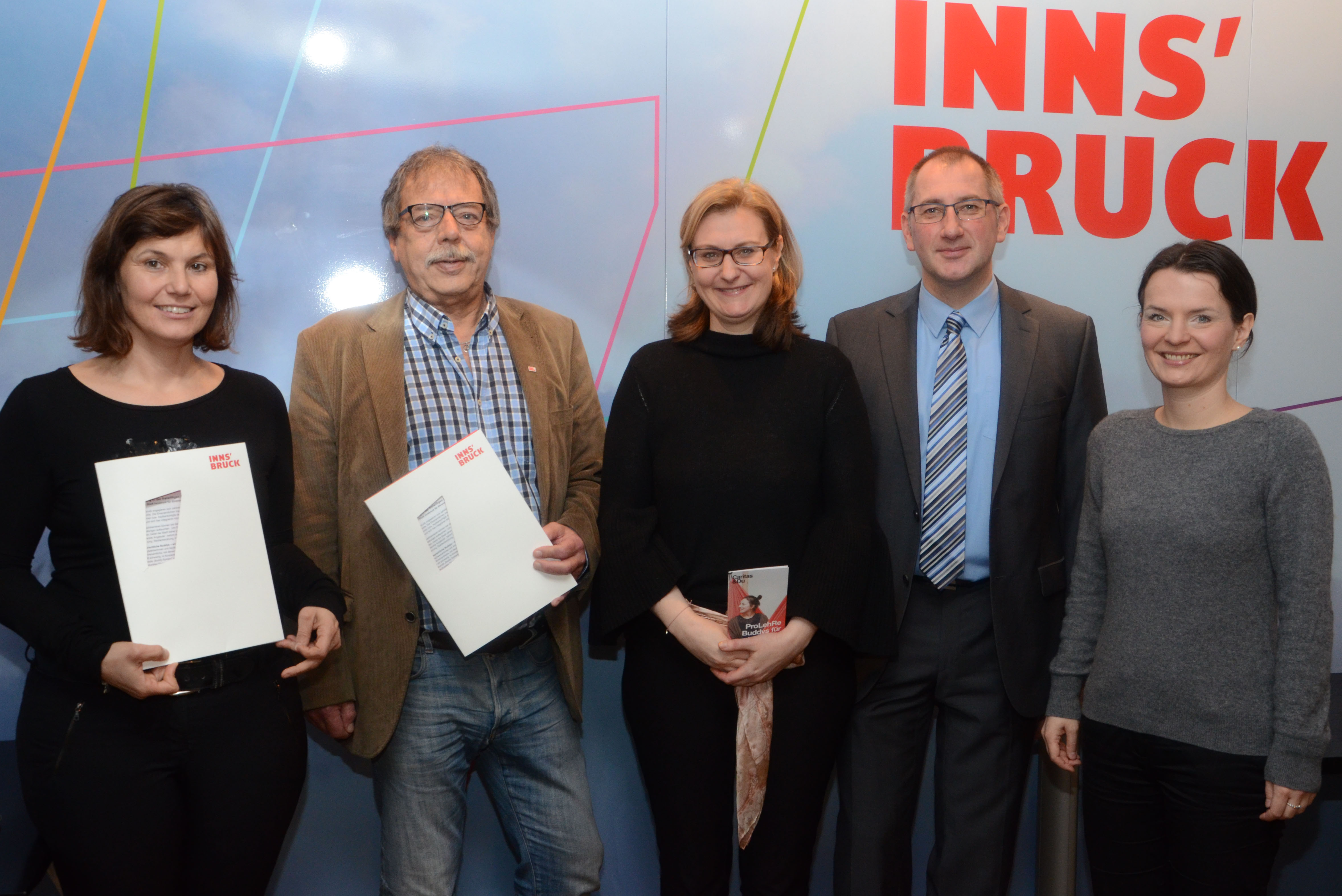 Bieten gemeinsam nachhaltige Unterstützung für ehrenamtliche HelferInnen im Fluchtbereich (v.l.): Mag.a Nicola Köfler (Integrationsbeauftragte Stadt Innsbruck), Stadtrat Mag. Gerhard Fritz (Stadtplanung, Stadtentwicklung, Integration), Mag.a Margot Fischer (Caritas Buddy System), Manfred Meyer, MSc und Mag.a Elisabeth Reiter (beide Haus der Begegnung).