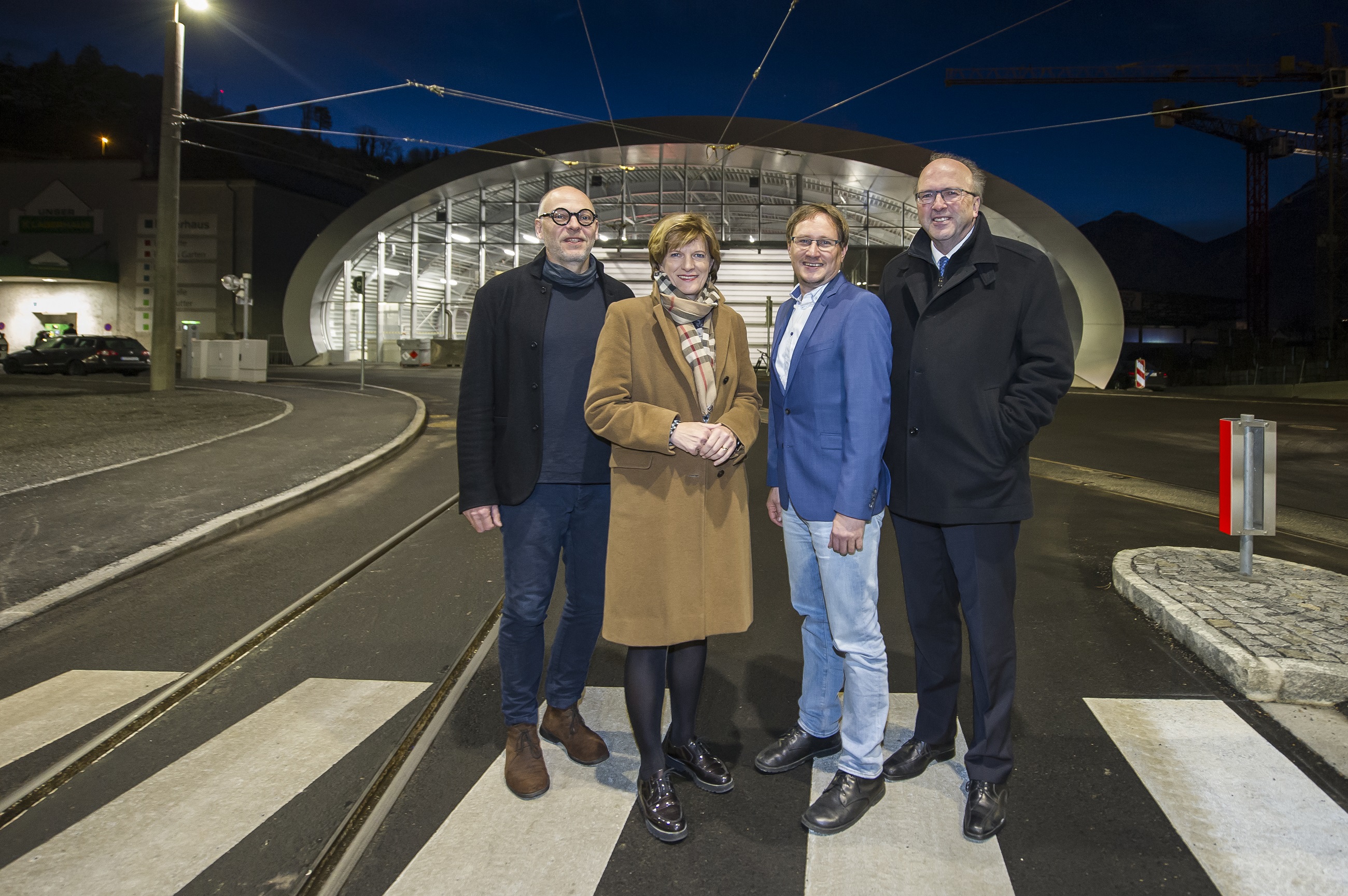 Einweihung der neuen IVB-Remise (von links): IVB-Geschäftsführer Martin Baltes mit Bürgermeisterin Christine Oppitz-Plörer, Ekkehard Allinger-Csollich (Leiter Verkehrsplanung Land Tirol) und IKB-Vorstandsdirektor Helmuth Müller.
