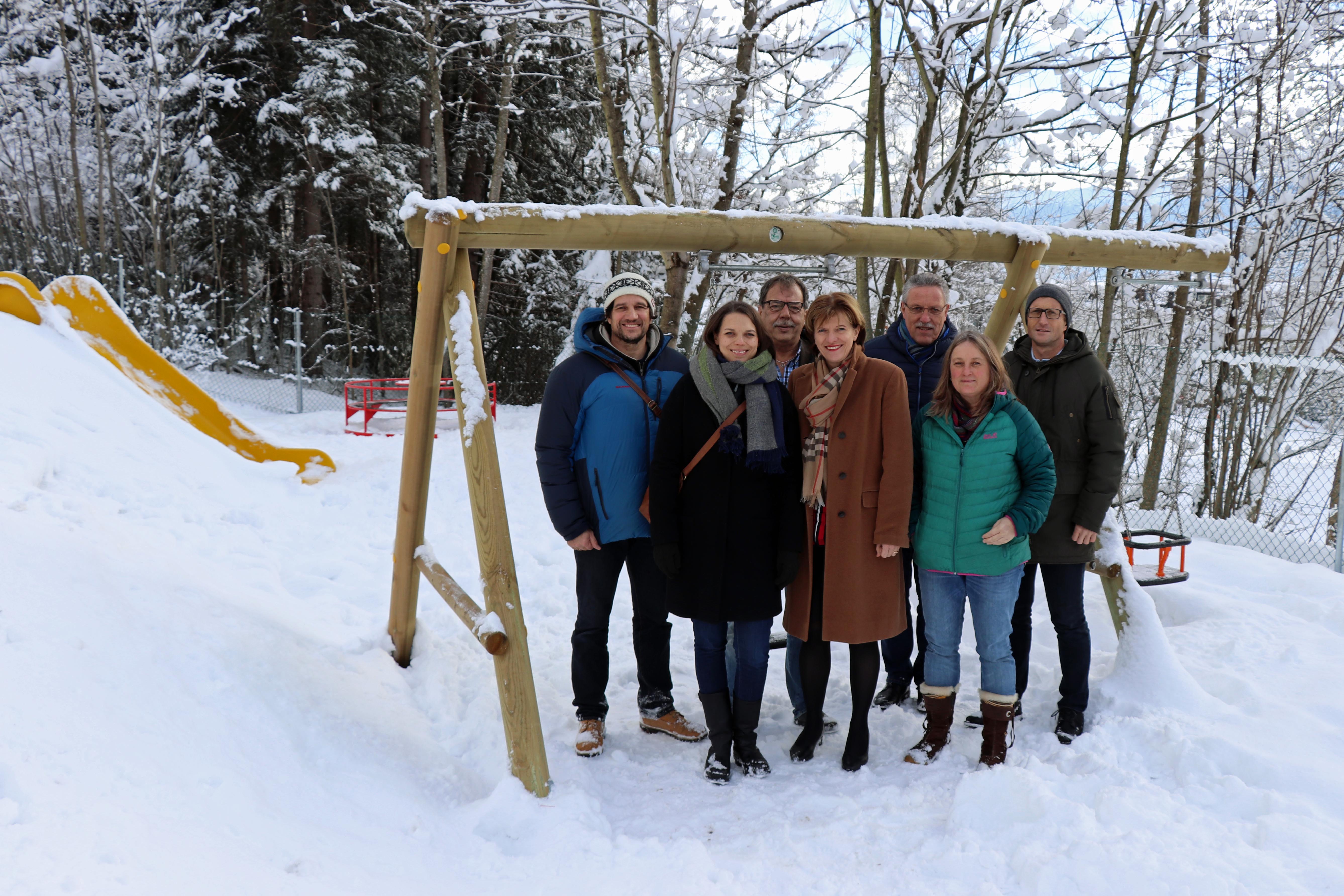 Machten sich vom neuen Spielpatz ein Bild: Hanns-Christoph Nägerl (Obmann Verein Baukultur & Lebensraum Hungerburg), Marisa Altenberger (Geschäftsführerin Kinderfreunde Tirol), Stadtrat Gerhard Fritz, Bürgermeisterin Christine Oppitz-Plörer, Karl Gstrein (Referatsleiter Grünanlagen – Planung und Bau), Barbara Ploch (Verein Baukultur & Lebensraum Hungerburg) sowie Thomas Klingler (Amtsvorstand Grünanlagen, v. l.)