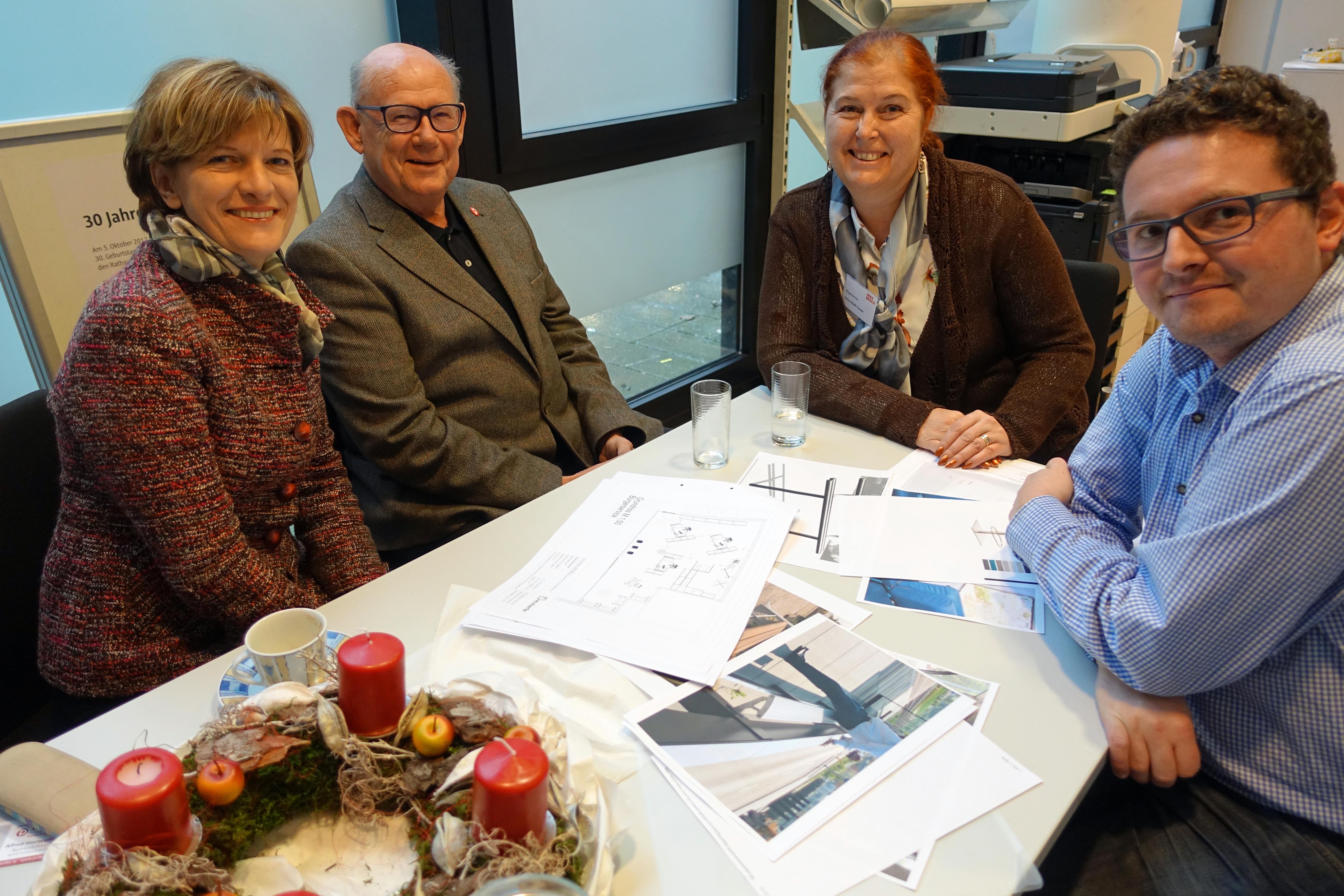 Bei der Neugestaltung des Bürgerservices wurden auch VertreterInnen der PensionistInnen miteinbezogen. Bürgermeisterin Christine Oppitz-Plörer (l.) empfing gemeinsam mit Bürgerservice-Leiterin Sabine Kröß-Tunner. Christoph Schultes (stellvertretender Geschäftsführer des Seniorenbundes, r) und den Bezirksobmann des Pensionistenverbandes Österreichs, Alfred Haslwanter (2. v. l.)