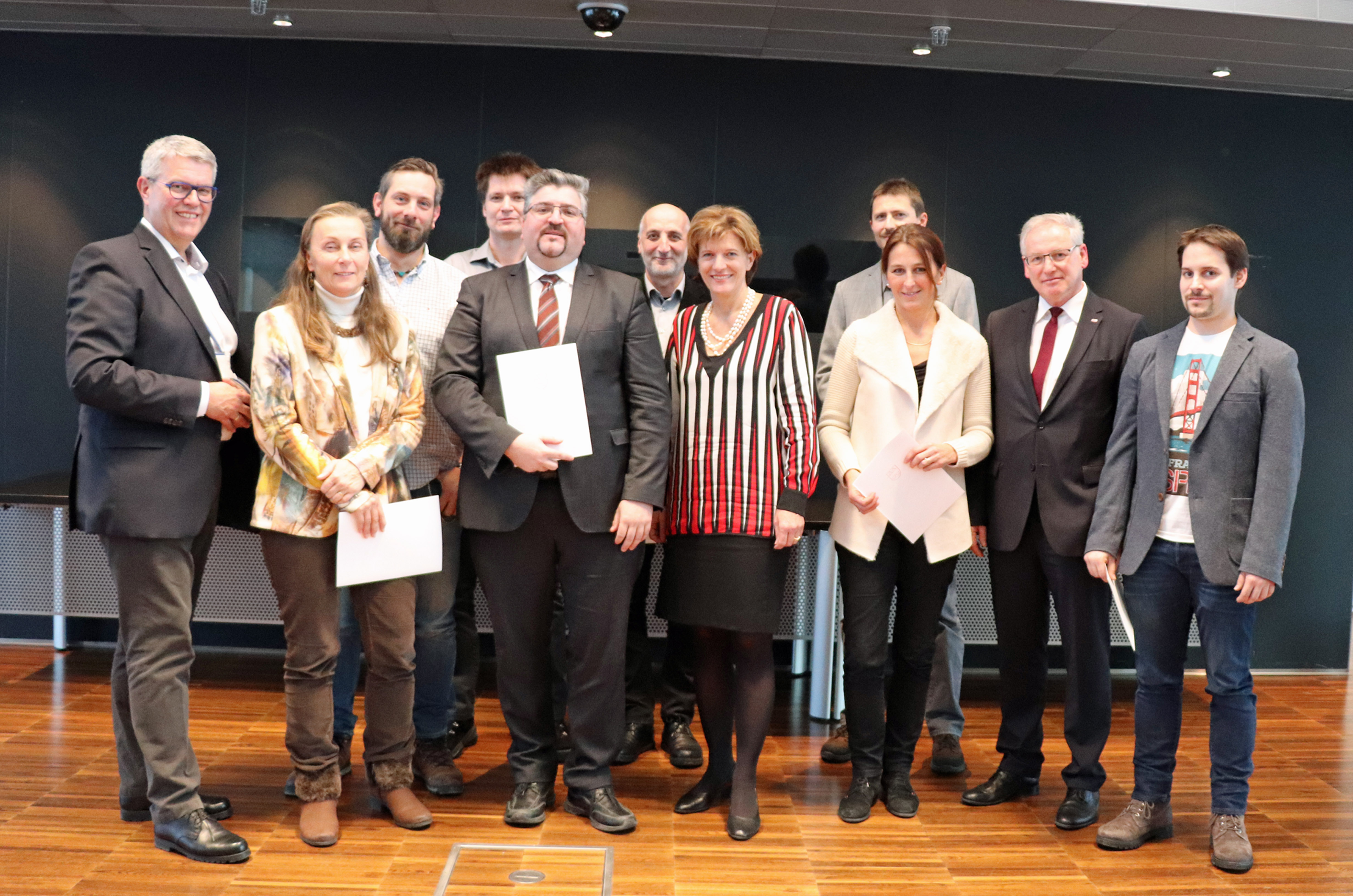 Erstmals wurden Dekrete an FachexpertInnen verliehen: Personalchef Neu (l.), Bürgermeisterin Oppitz-Plörer (M.) und Magistratsdirektor Holas (r.) gratulierten.