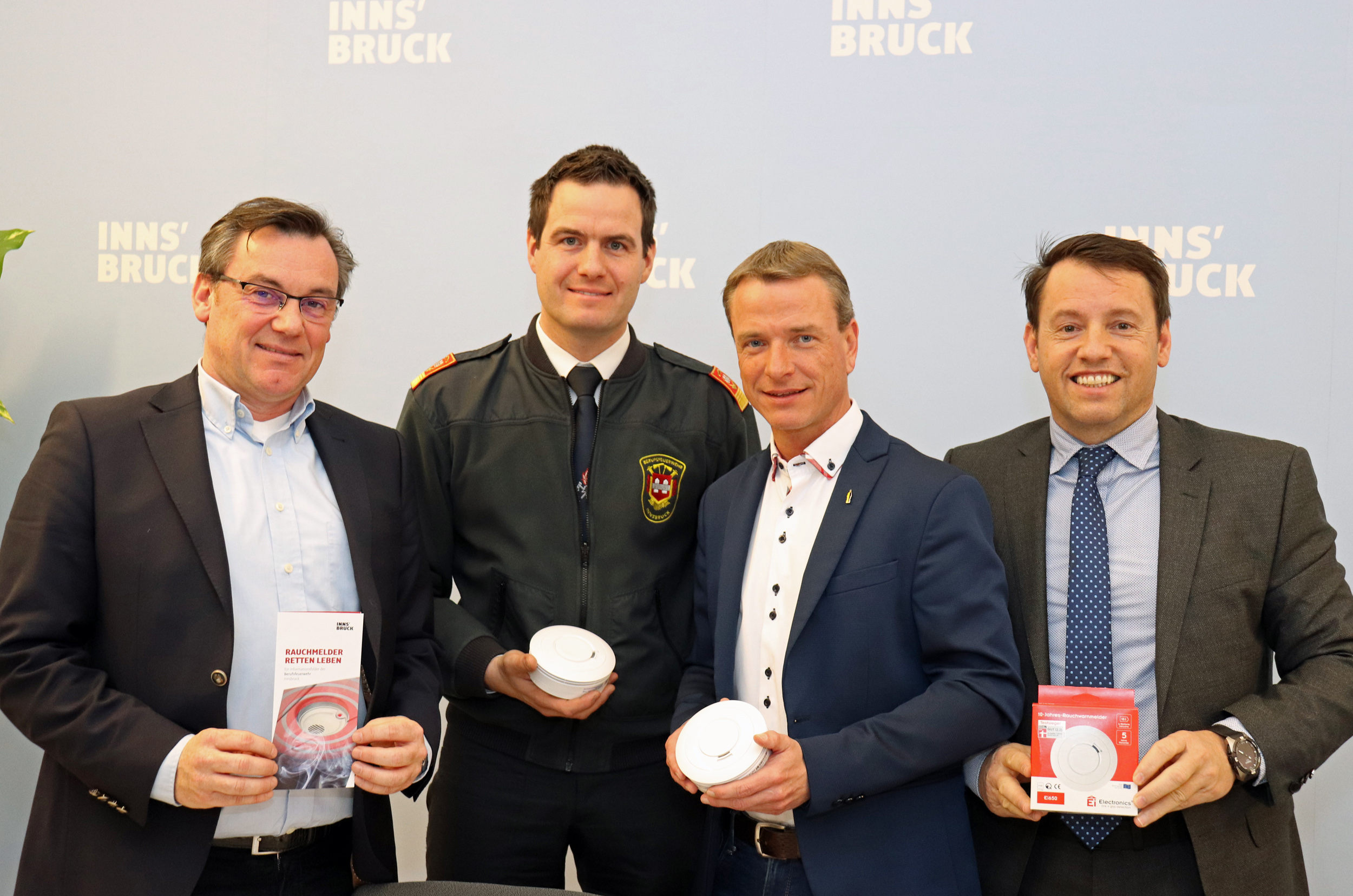 NHT-Geschäftsführer Markus Pollo, Branddirektor Helmut Hager, Vizebürgermeister Christoph Kaufmann und IIG-Geschäftsführer Franz Danler (v. l.) präsentierten Maßnahmen zum Brandschutz in Altbestandswohnungen.