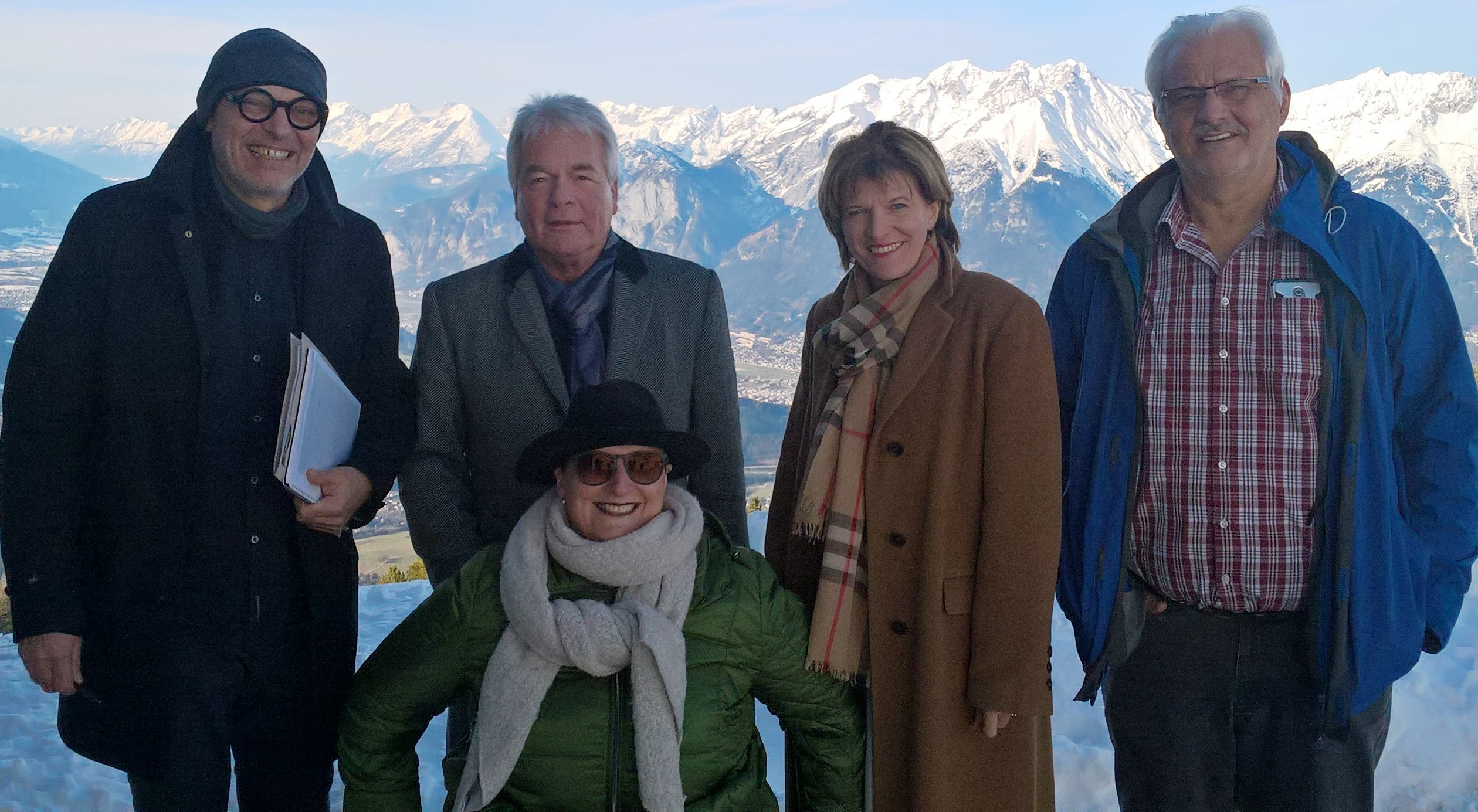 Machten sich im Zuge eines Lokalaugenscheins ein Bild der neuen Patscherkofelbahn (v. l.): Martin Baltes (Geschäftsführer Patscherkofelbahn), Stadtrat Ernst Pechlaner, Bürgermeisterin Christine Oppitz-Plörer, Werner Pfeifer (stellvertretender Vorsitzender BBR) sowie Elisabeth Rieder (Vorsitzender BBR, vorne).