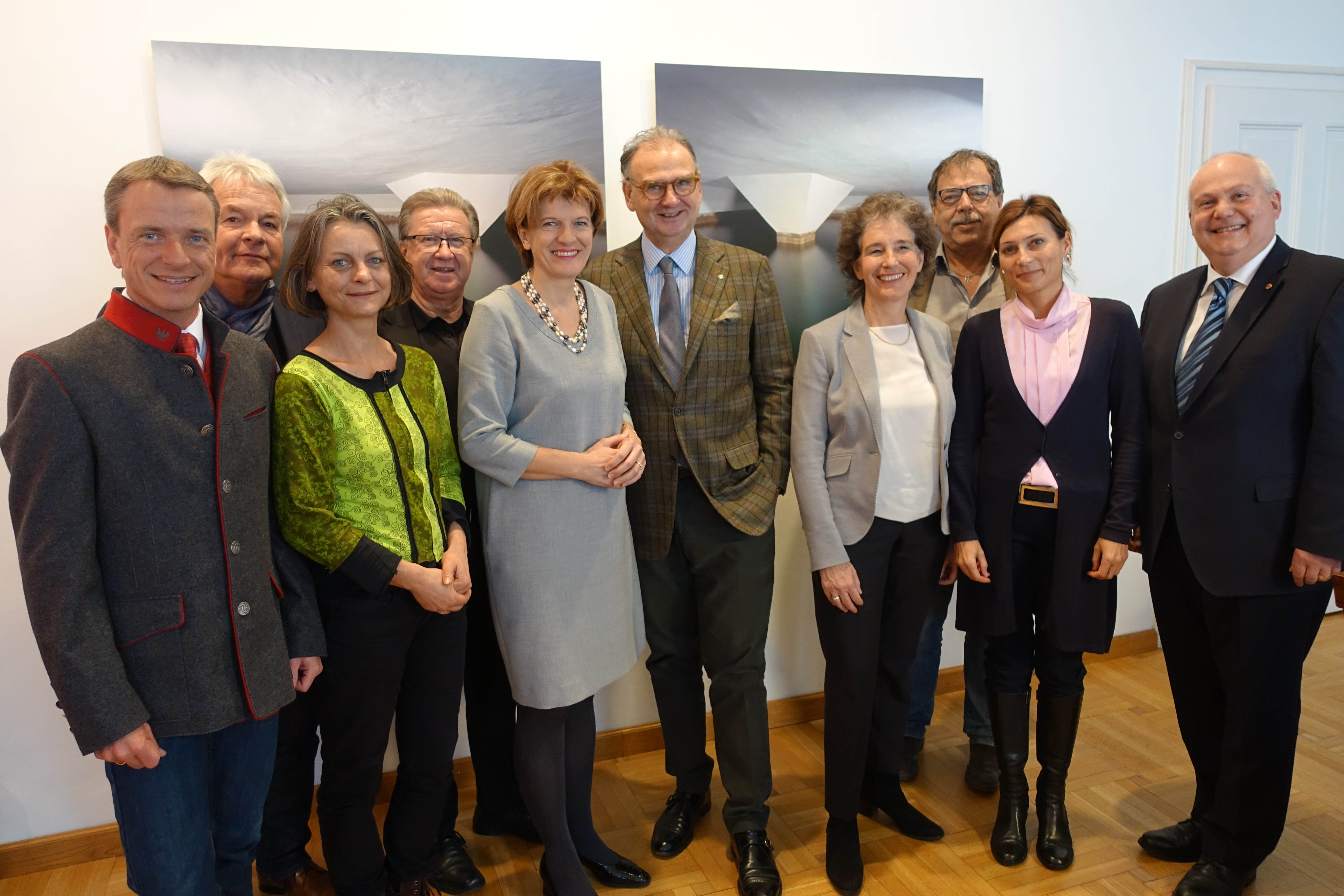 Die Mitglieder des Innsbrucker Stadtsenats, Bürgermeisterin Christine Oppitz-Plörer (5. v. l.), Vizebürgermeisterin Sonja Pitscheider (3. v. l.), Vizebürgermeister Christoph Kaufmann (l.), Stadtrat Gerhard Fritz (3. v. r.), Stadtrat Ernst Pechlaner (2. v. l.), Stadtrat Andreas Wanker (r.) sowie Gemeinderat Franz Hitzl (4. v. l.) trafen sich mit dem Rektorenteam der Medizinischen Universität Innsbruck, W. Wolfgang Fleischhacker (M.), Christine Bandtlow (4. v. r.), Manuela Groß (2. v. r.), zum Austausch.