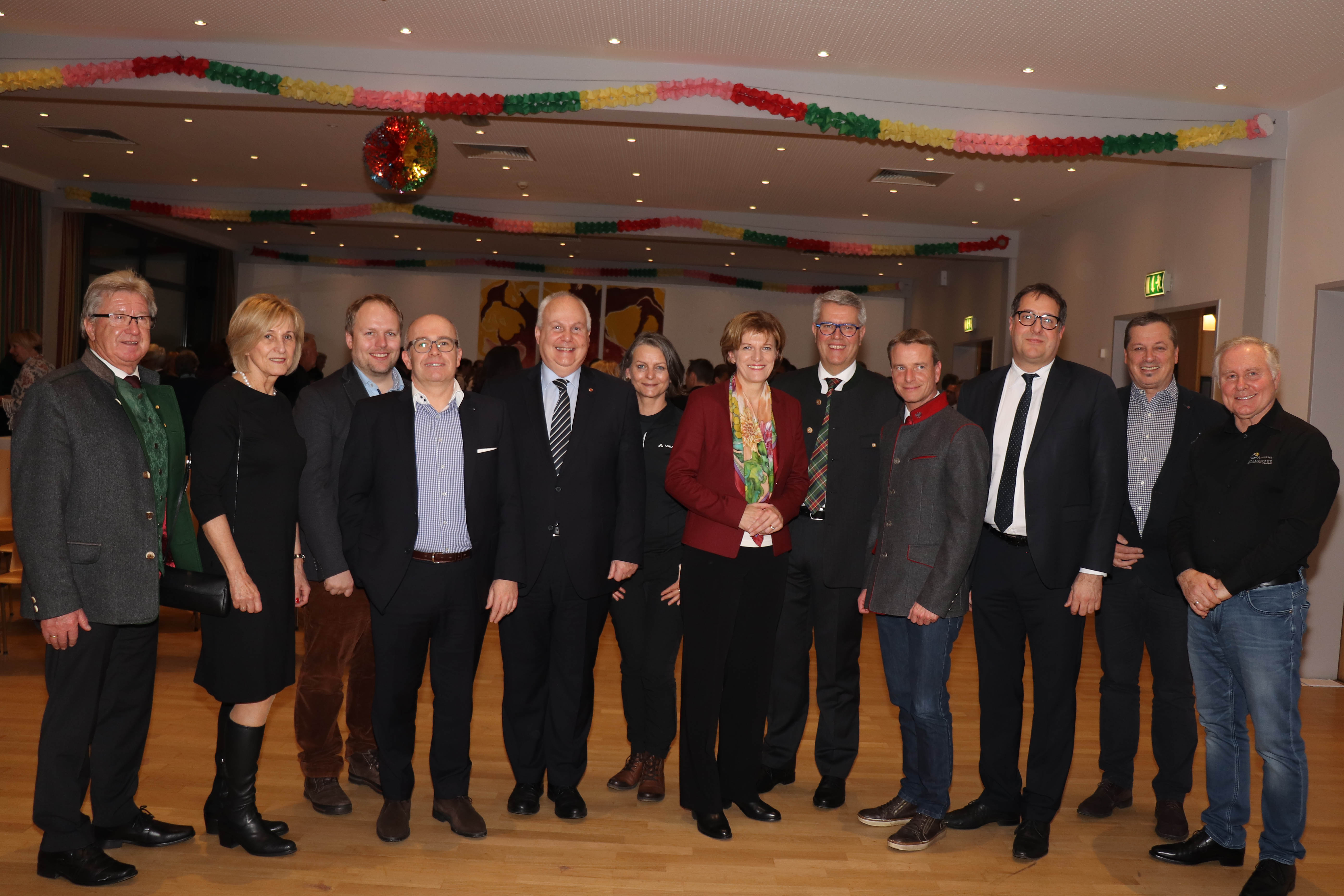 Beim 18. Neujahrsempfang in Amras (v.l.): GR Franz Hitzl, GRin Gerda Springer, GR Lucas Krackl, GR Markus Stoll, Stadtrat Andreas Wanker, Vizebürgermeisterin Sonja Pitscheider, Bürgermeisterin Christine Oppitz-Plörer, Ferdinand Neu (Obmann Arbeitsgemeinschaft Amras), Vizebürgermeister Christoph Kaufmann, Stadtrat Franz X. Gruber, GR Helmut Buchacher und Schuldirektor Oberschulrat Christian Bramböck (Vorstandsmitglied der AG Amras).