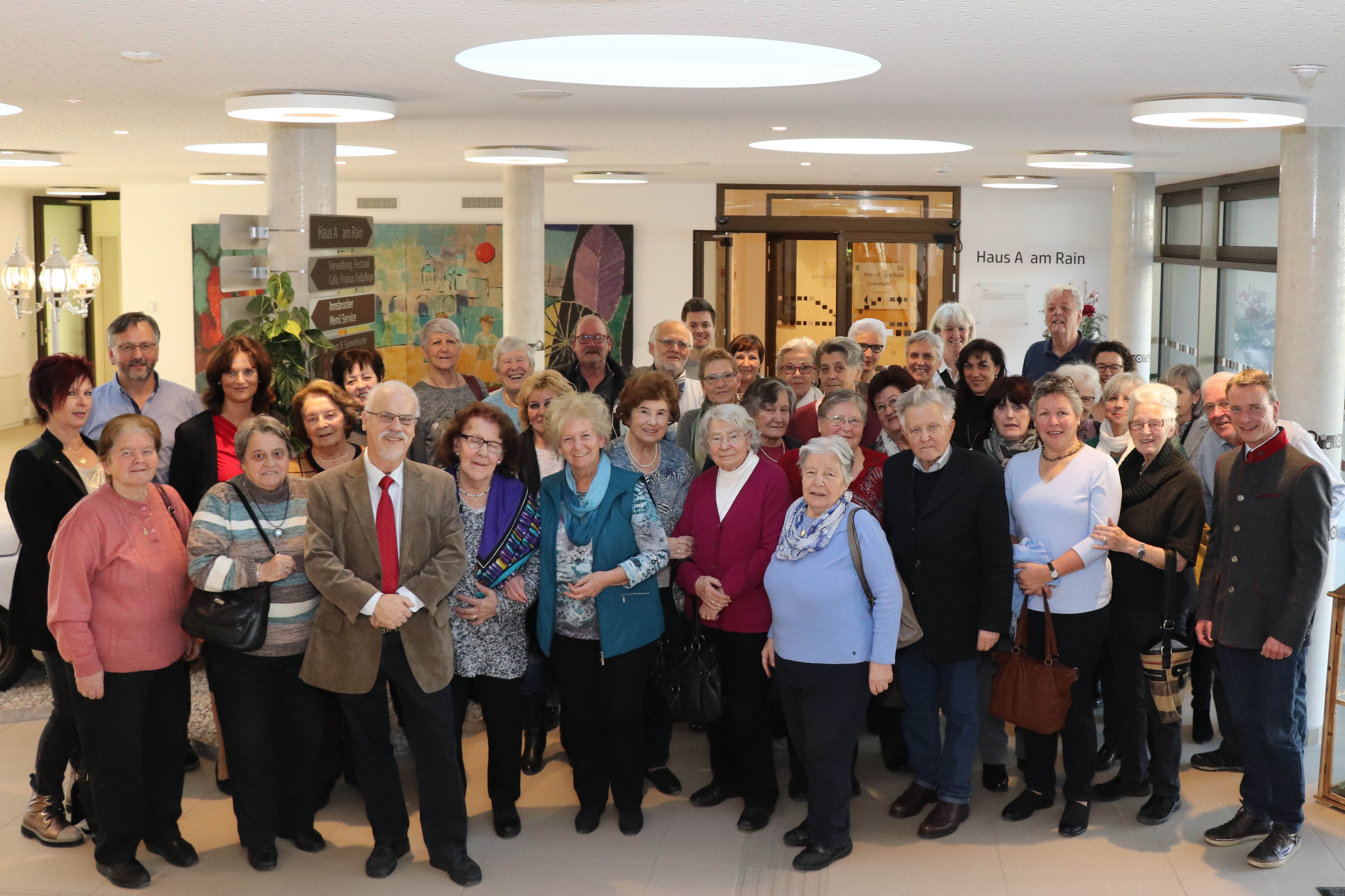 Die LeiterInnen der Seniorenstuben trafen sich im Wohnheim Pradl zum Austausch. Vizebürgermeister Christoph Kaufmann (vorne r.) und Referatsleiterin Uschi Klee (Frauen und Generationen, 2. Reihe, l.) nutzten die Gelegenheit, um ihren Dank für das ehrenamtlichen Engagement auszusprechen.