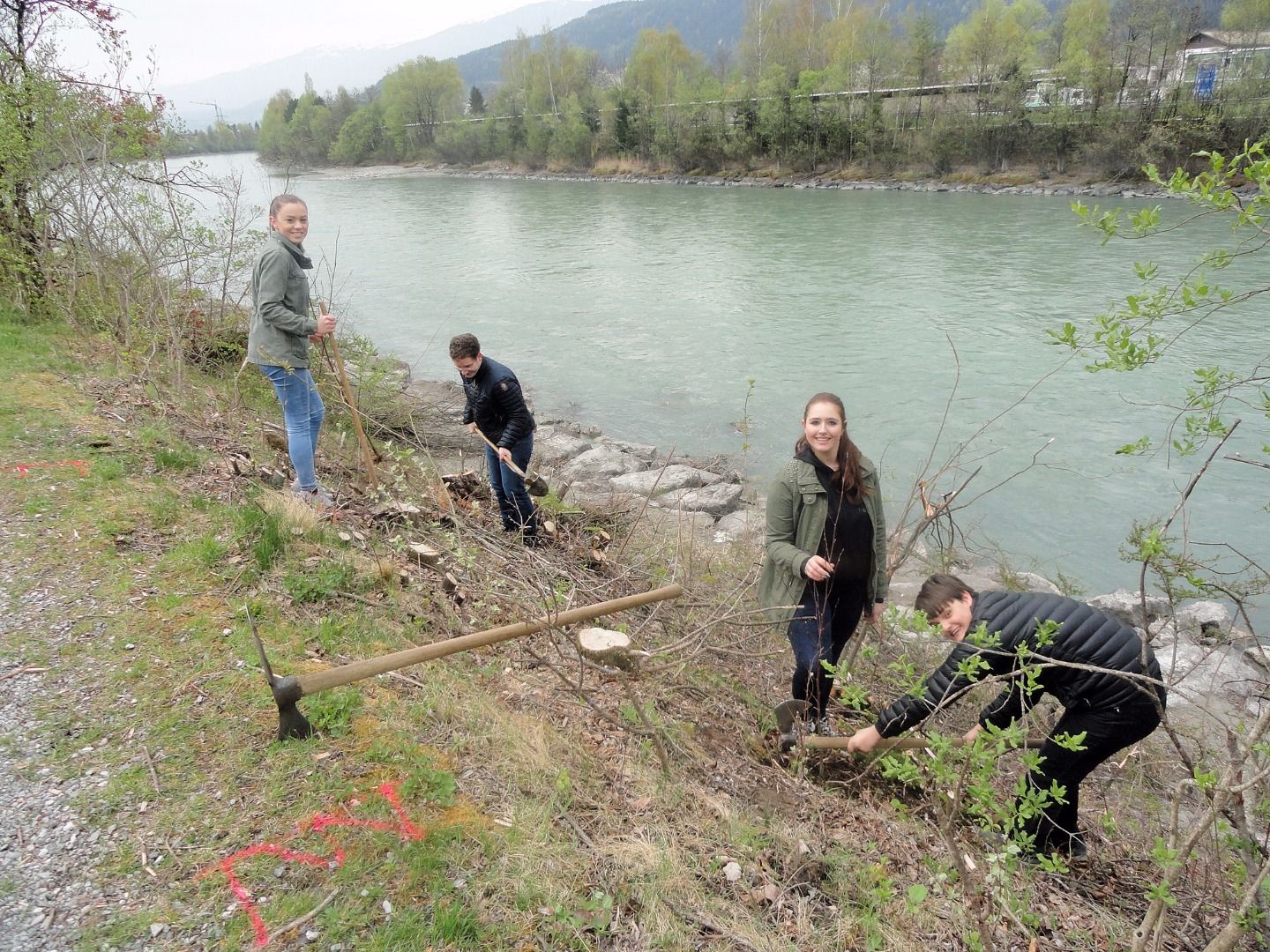 Das Aufgabengebiet der städtischen Lehrlinge ist vielseitig: Unterschiedliche Aktionen geben zudem Einblick in andere Bereiche, wie in der Vergangenheit bei Forstarbeiten neben dem Inn.