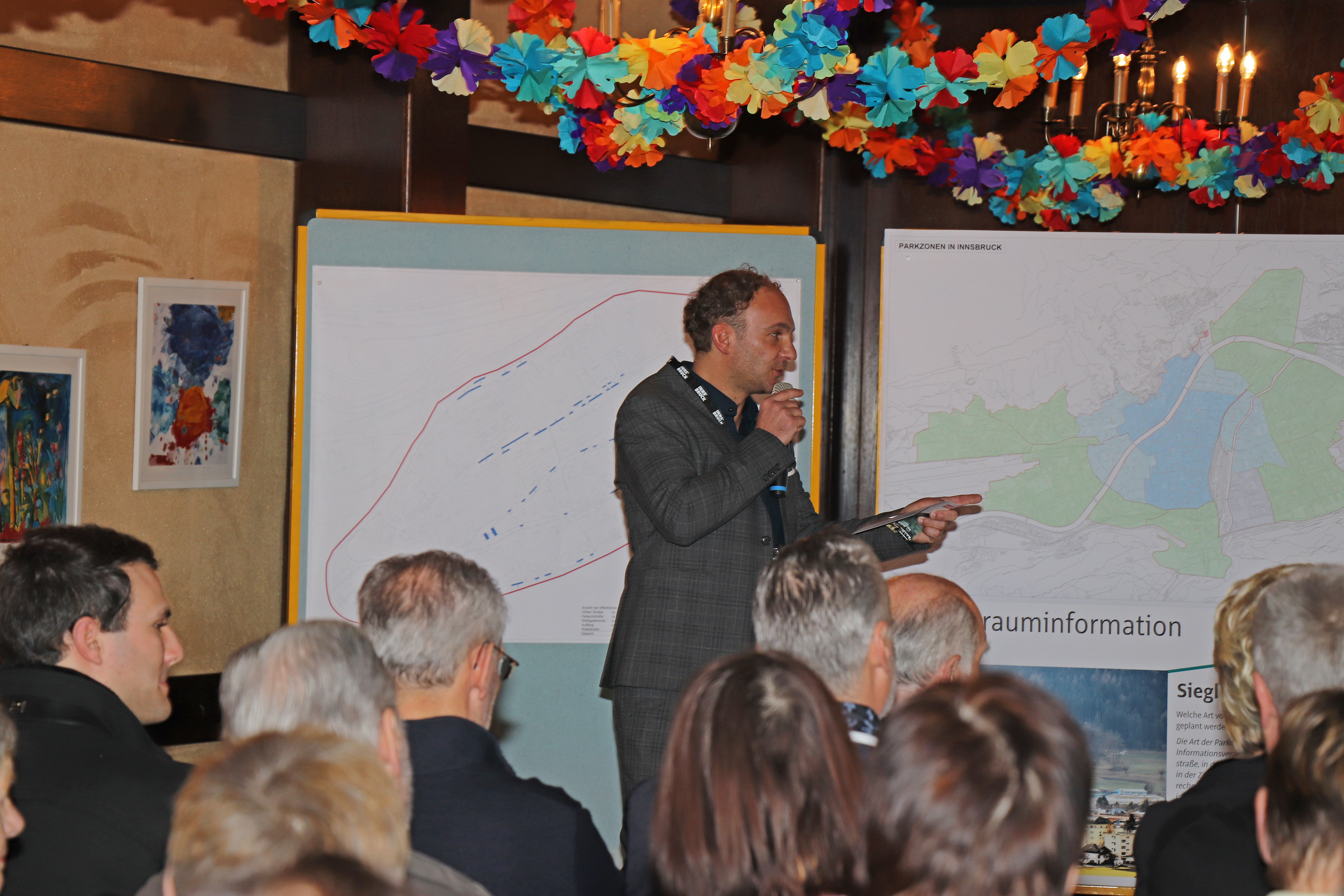 Im Pfarrsaal Sieglanger wurde eine mögliche Parkraumbewirtschaftung präsentiert. Moderator Georg Mahnke führte durch die Veranstaltungen.