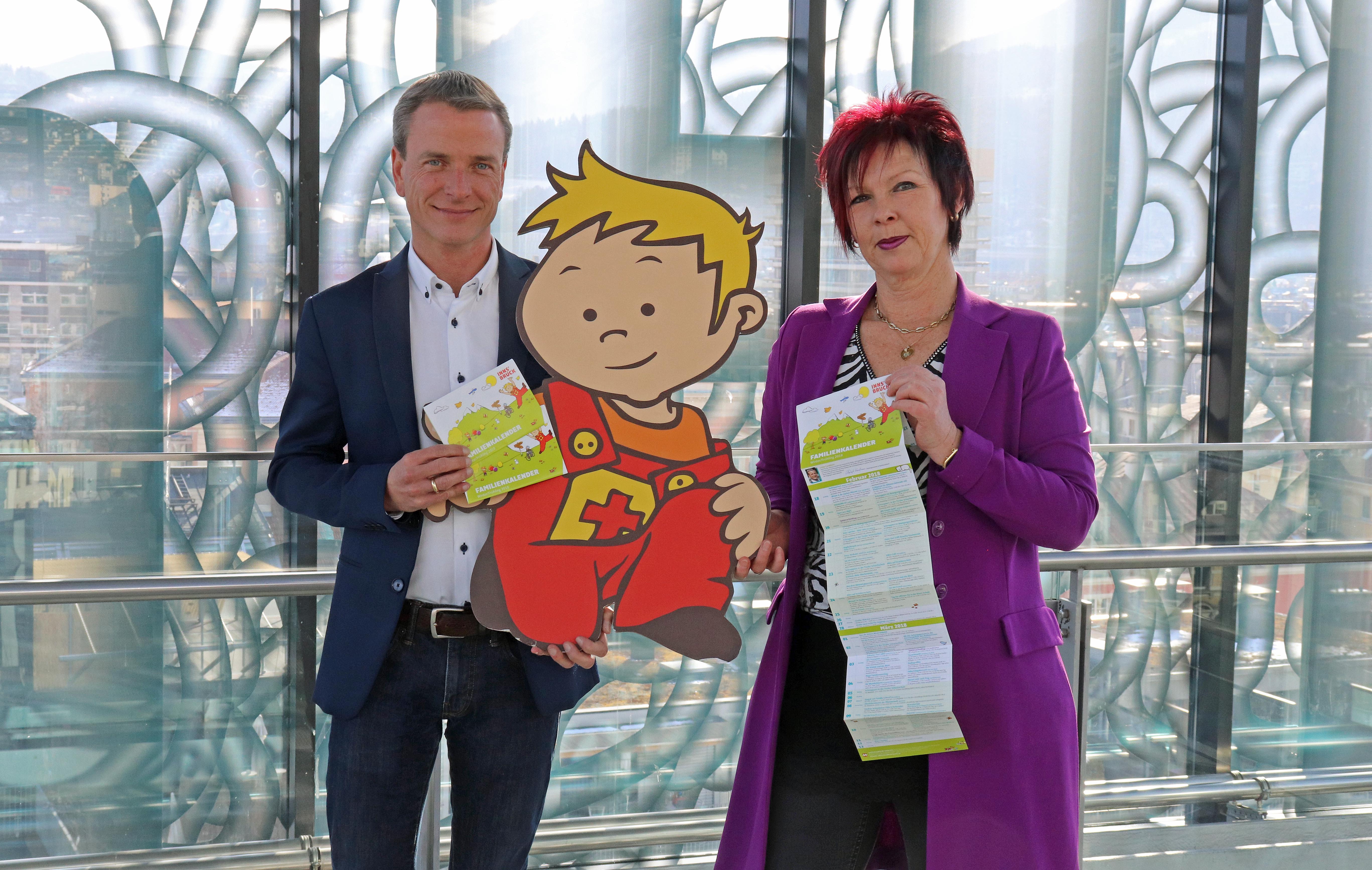 Der aktuelle Familienkalender hat so einiges zu bieten – davon überzeugten sich auch Vizebürgermeister Christoph Kaufmann und Referatsleiterin Uschi Klee (Frauen und Generationen) mit „Peterle“.