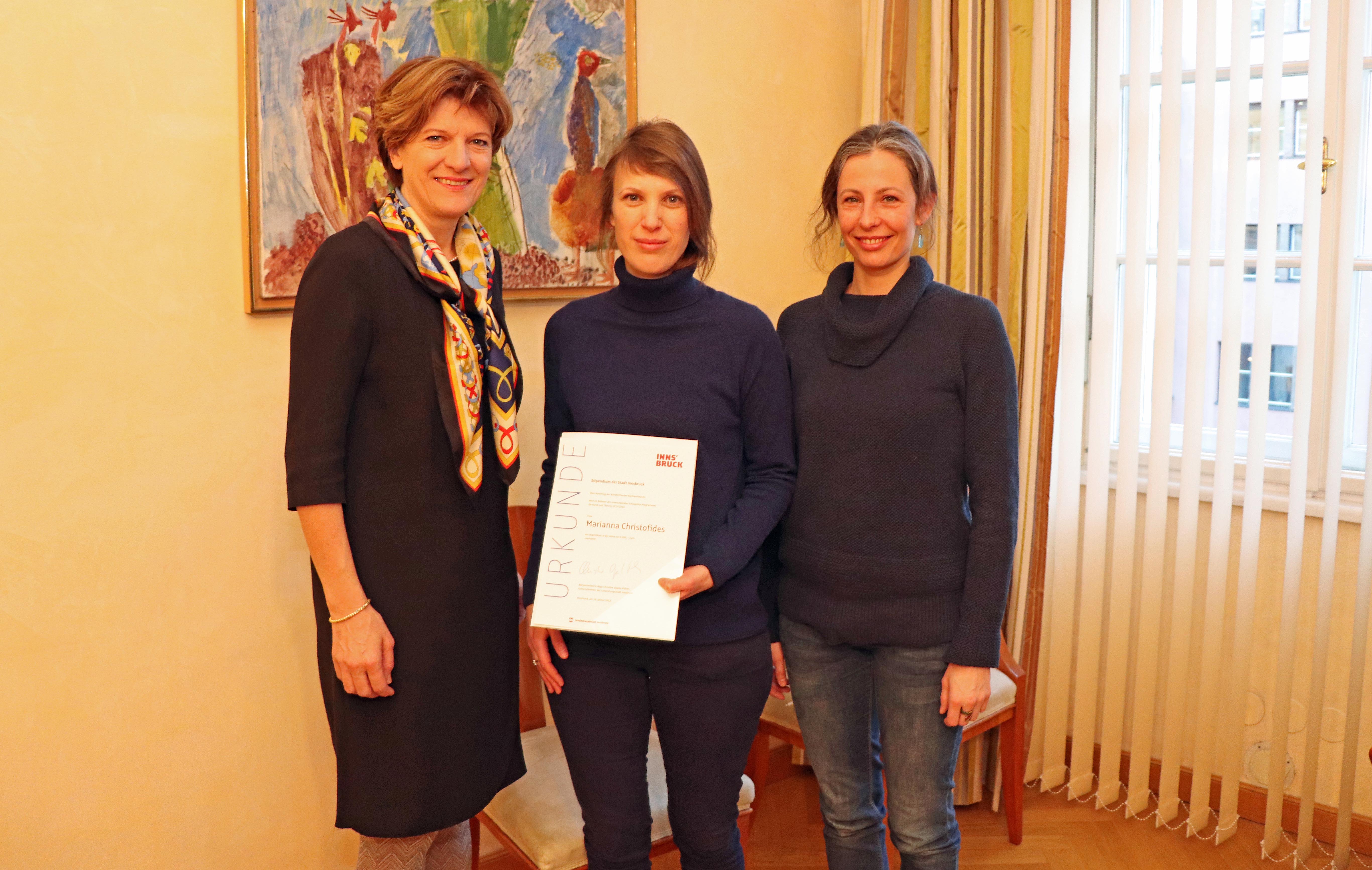 Bürgermeisterin Christine Oppitz-Plörer (l.) und Lea Stoll (Assistentin der Geschäftsleitung Künstlerhaus Büchsenhausen) nahmen die Stipendiatin Marianna Christofides für ein Erinnerungsfoto in die Mitte.