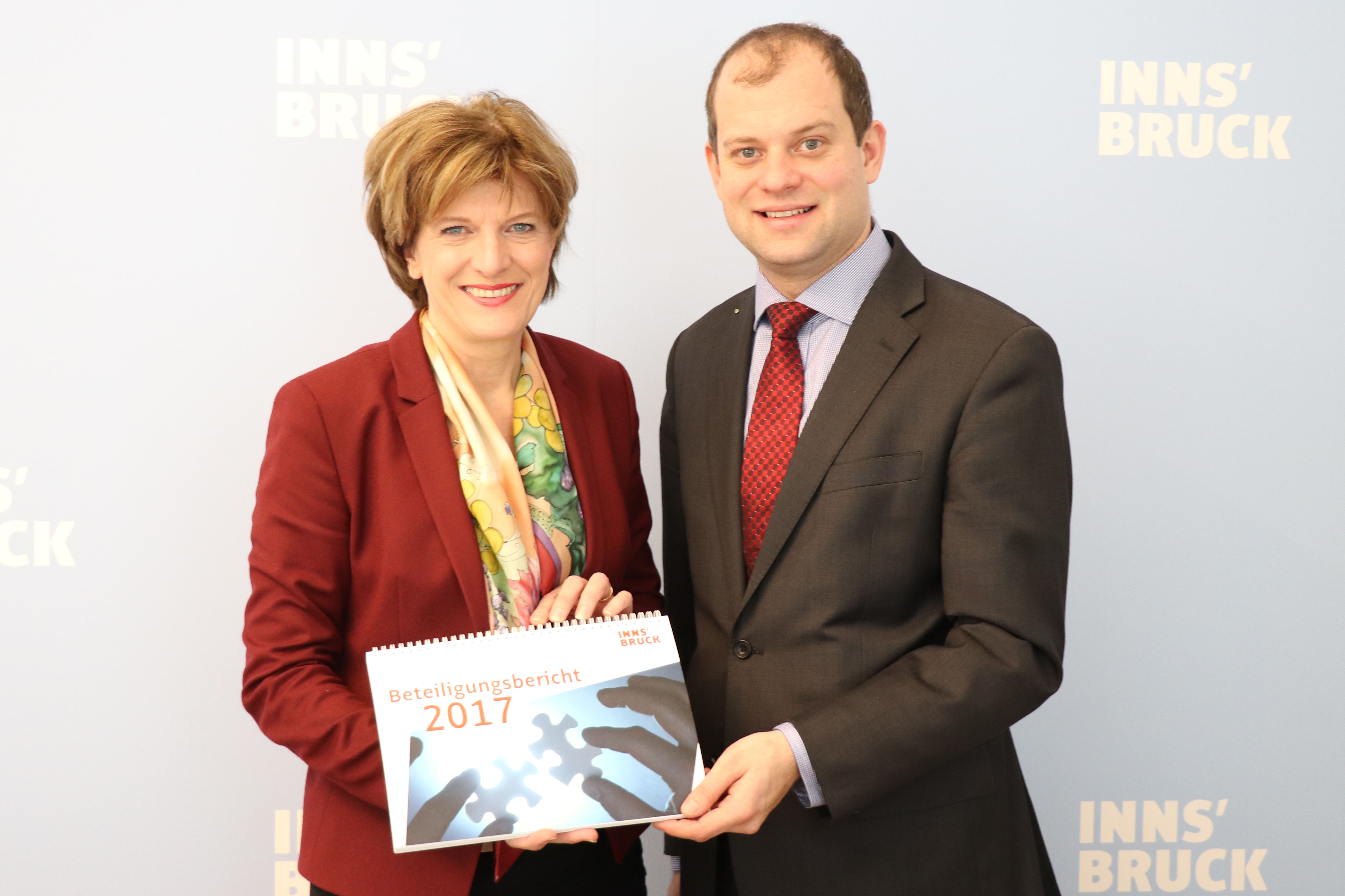 Präsentierten den Beteiligungsbericht 2017: Bürgermeisterin Christine Oppitz-Plörer und Finanzdirektor Armin Tschurtschenthaler.