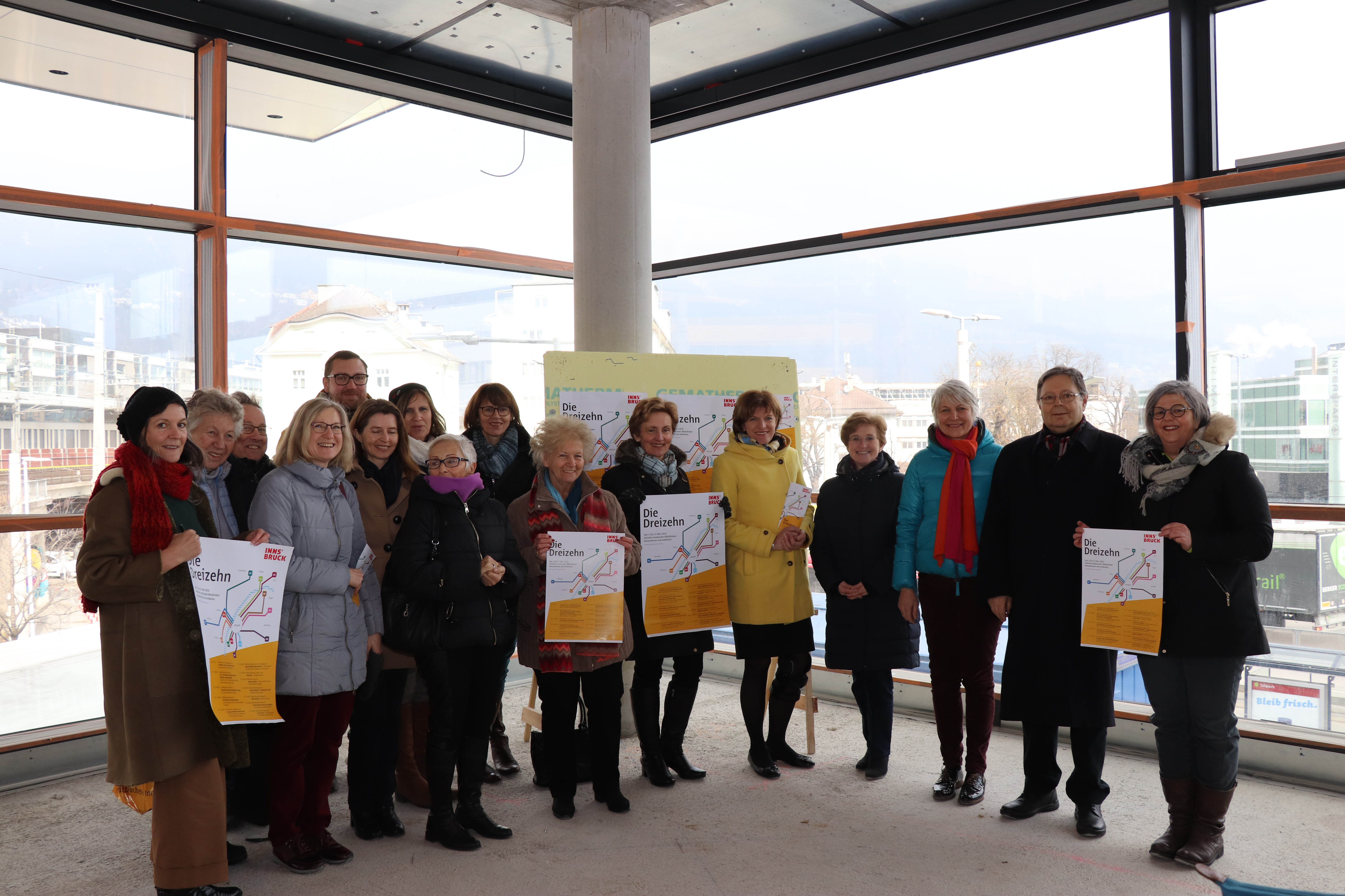 In Vorfreude auf mehr Literatur, bei den Aktionswochen und ab Herbst 2018 auch in der neuen Stadtbibliothek: Gemeinsam mit den VertreterInnen der Stadtteilbüchereien sowie Kulturamtsleiterin Maria-Luise Mayr (1. v.l.) und Christina Krenmayr (Leiterin Stadtbibliothek, 1. v.r.) präsentierte Bürgermeisterin Christine Oppitz-Plörer (5. v.r.) das Programm von 05. bis 17. März.