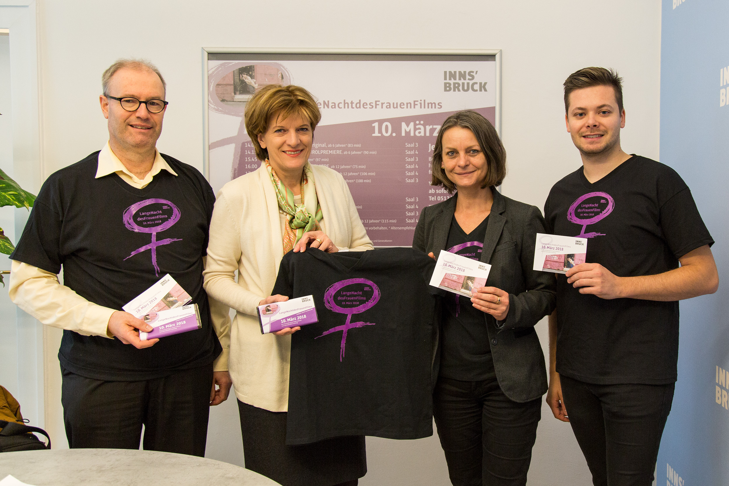 Präsentierten anlässlich des Pressegespräches das Programm zur Veranstaltung „LangeNachtdesFrauenFilms“ (v.l.): Christian Hofer (Metropol Kino Innsbruck), Bürgermeisterin Christine Oppitz-Plörer, Frauenreferentin Vizebürgermeisterin Sonja Pitscheider und Daniel Burgstaller (Referat Frauen und Generationen)