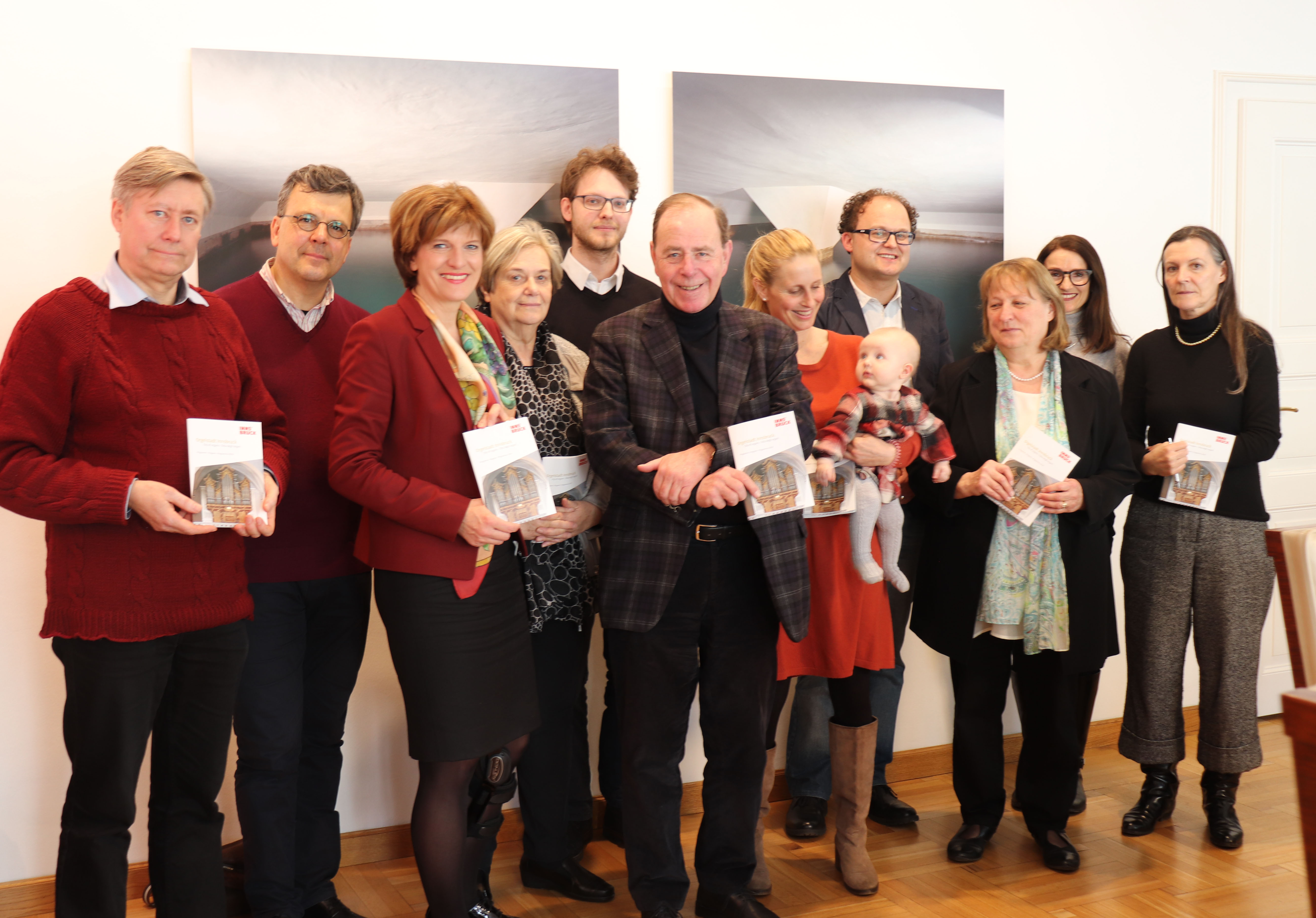 Die Orgel als „Königin der Instrumente“ im Mittelpunkt: Die VeranstalterInnen präsentierten mit Bürgermeisterin Oppitz-Plörer (3. v.l.), Kulturamtsleiterin Maria-Luise Mayr (1. v.r.) und Cornelia Spuller (Kulturamt, 2. v.r.) das neue Programm für 2018.