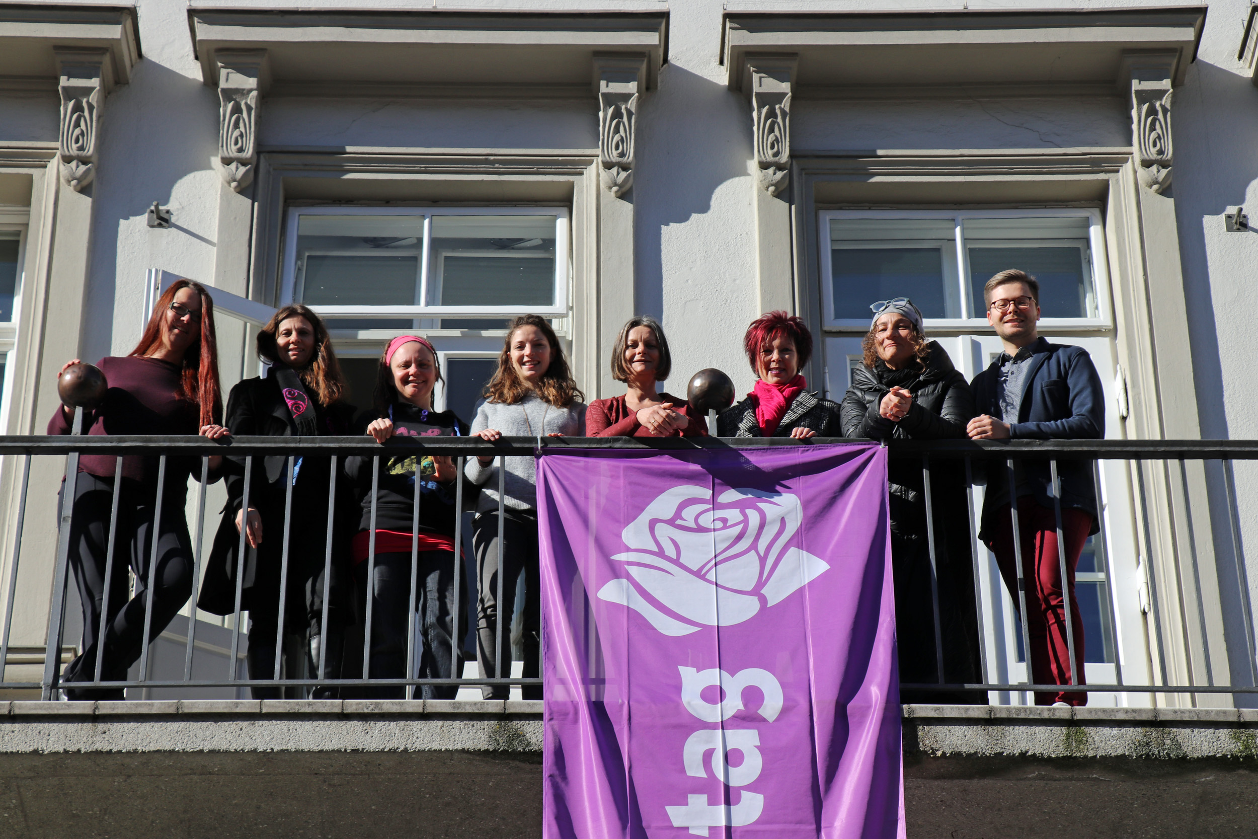 Vizebürgermeisterin Sonja Pitscheider (5 v.l.) und Vertreterinnen der Frauenorganisationen hissten mit Referatsleiterin Uschi Klee (3 v.r.) die Frauenfahne.