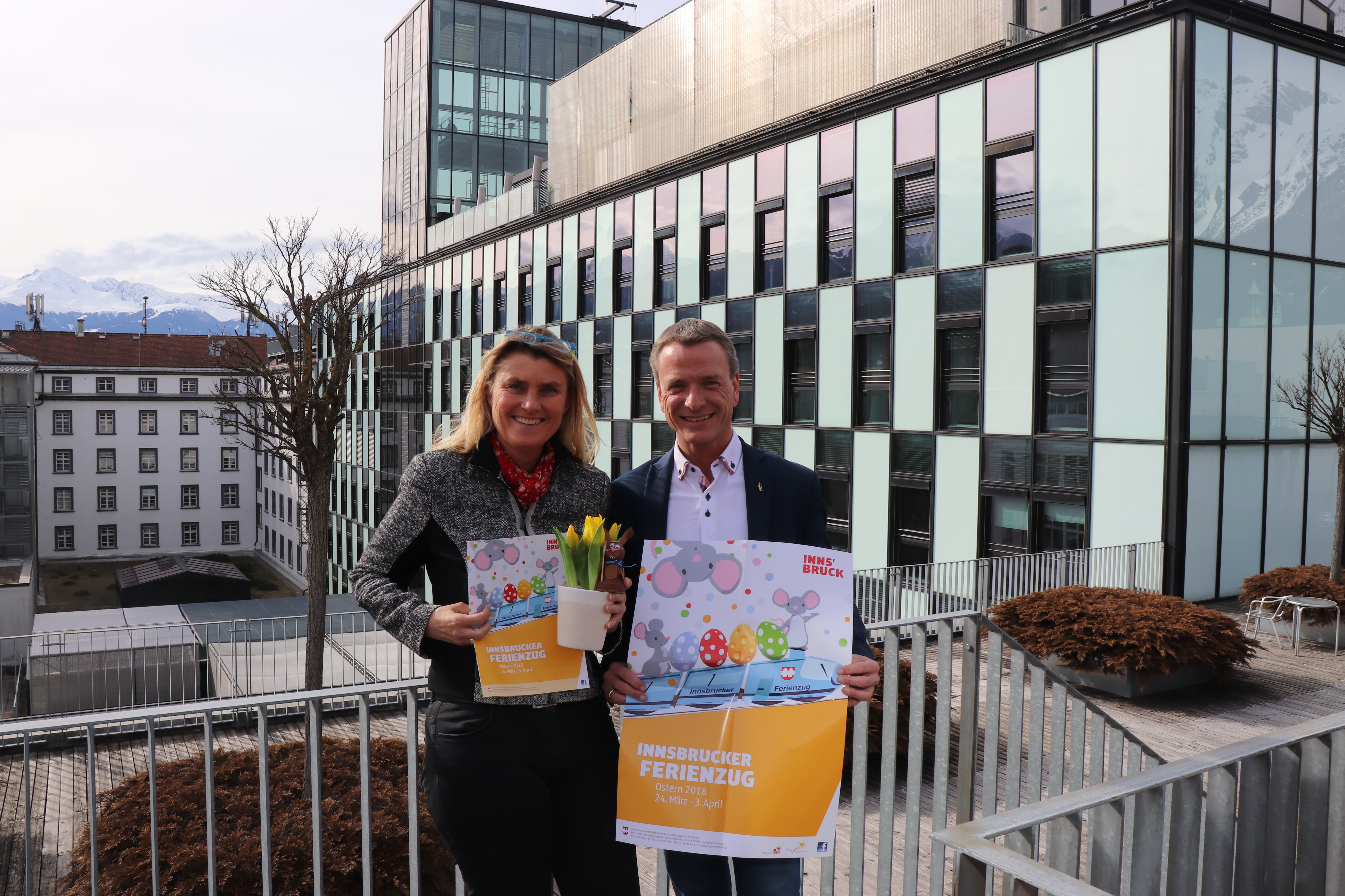 Vizebürgermeister Christoph Kaufmann und Birgit Ginter, Referatsleiterin Kinder- und Jugendförderung, präsentierten gemeinsam das Programm des Osterferienzugs 2018.