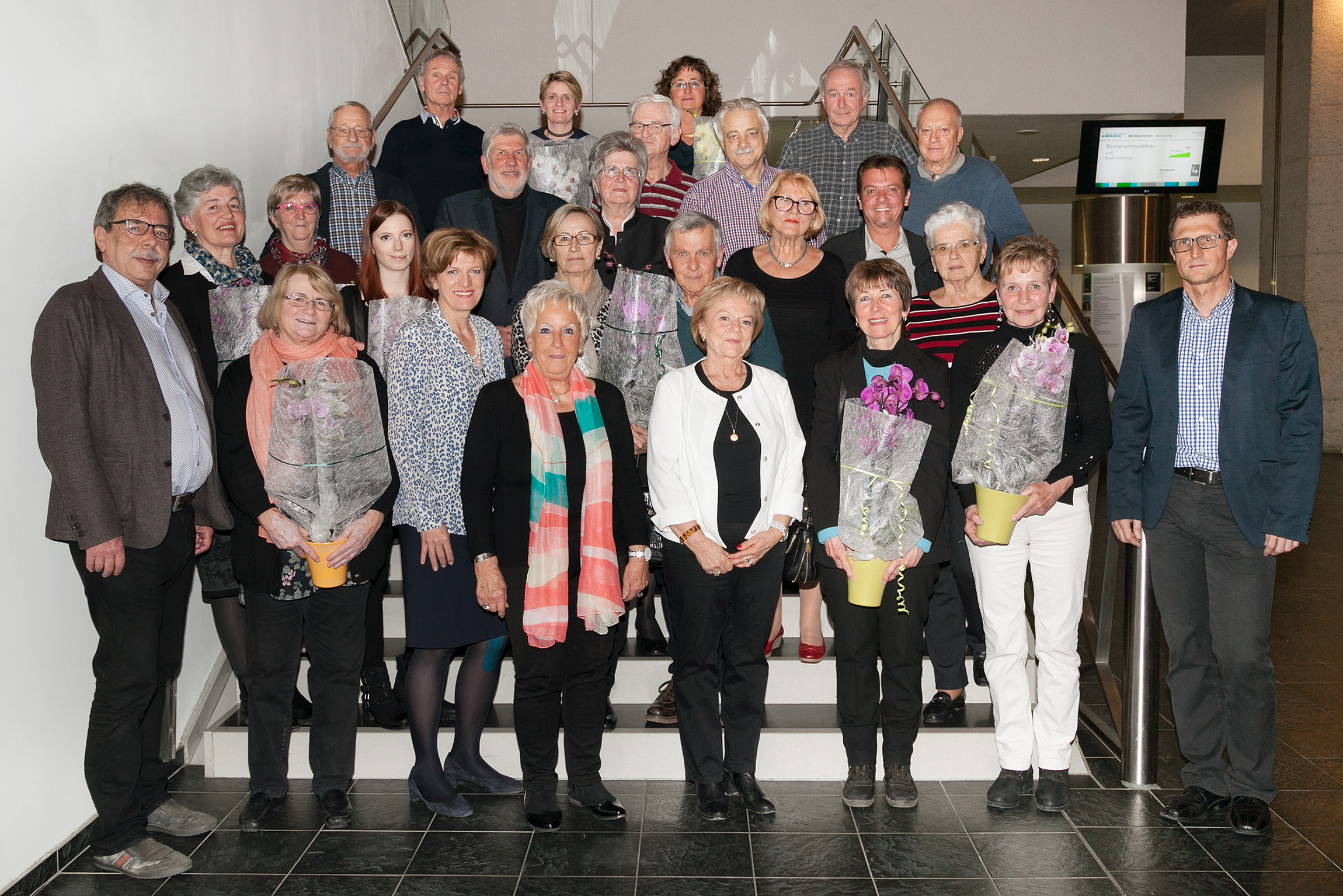 Bürgermeisterin Christine Oppitz-Plörer (1. Reihe, 3.v.l.), Stadtrat Gerhard Fritz (l.) und Amtsvorstand Thomas Klingler (r.) gratulierten den „Ausgezeichneten“ zu ihren schönen Gärten und Balkonen.