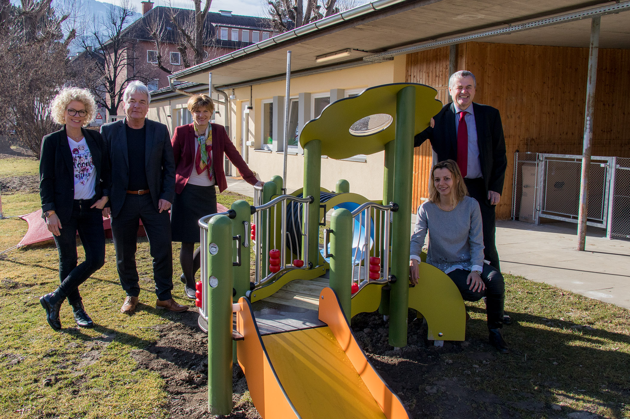 Seit Anfang März ist die ISD-Kinderkrippe in der Lönstraße eröffnet. Judith Warscher (Bereichsleitung ISD Kinderzentren), Stadtrat Ernst Pechlaner, Bürgermeisterin Christine Oppitz-Plörer, ISD-Kinderkrippenleiterin Barbara Kolozs und ISD-GF Hubert Innerebner (v.l.) gaben einen Einblick in das städtische Betreuungsangebot der jüngsten InnsbruckerInnen.