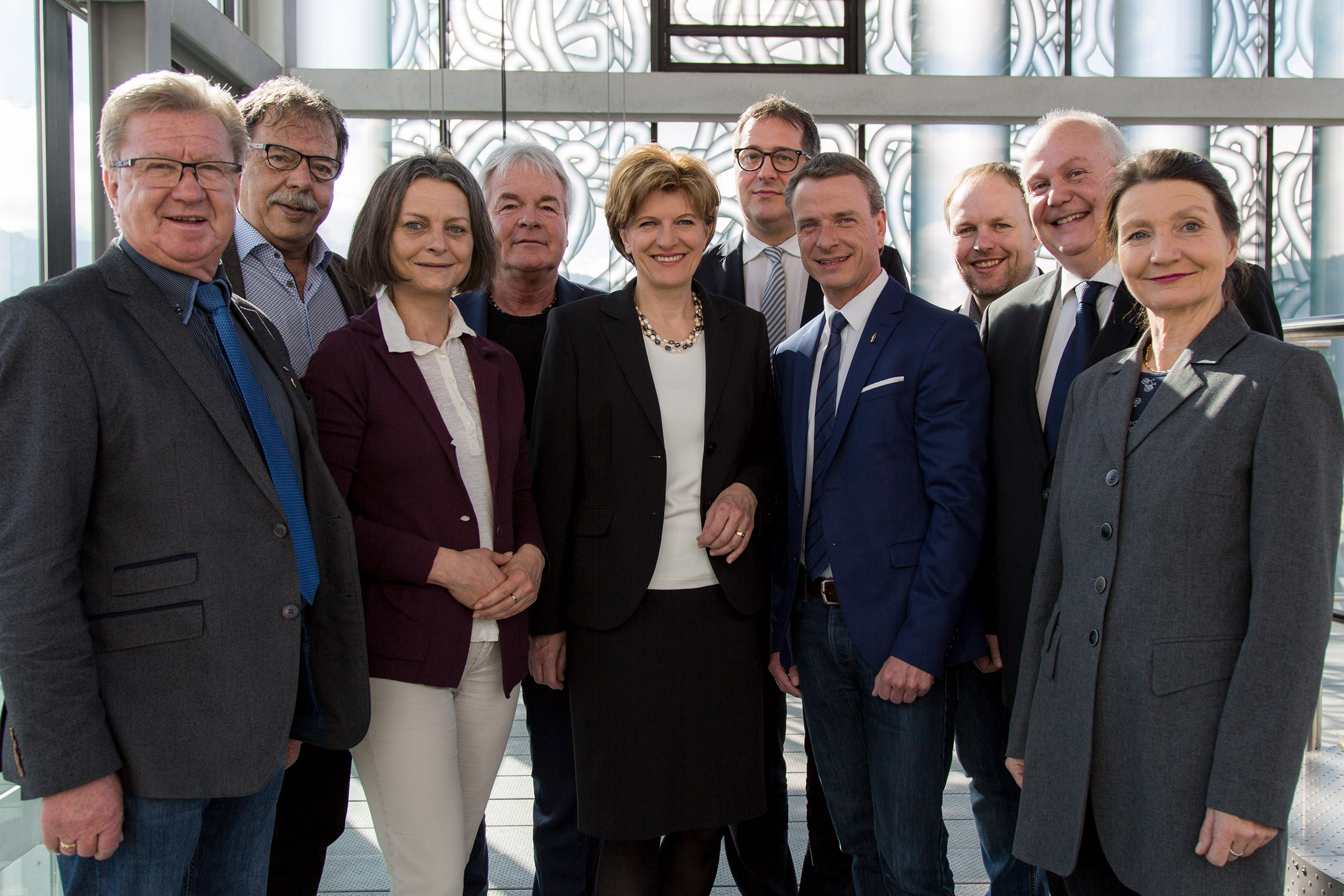 Bei der Pressekonferenz zur Regierungsbilanz 2016/17 (v.l.): Klubobmann Franz Hitzl, Stadtrat Gerhard Fritz, Vizebürgermeisterin Sonja Pitscheider, Stadtrat Ernst Pechlaner, Bürgermeisterin Christine Oppitz-Plörer, Stadtrat Franz X. Gruber, Vizebürgermeister Christoph Kaufmann, Klubobmann Lucas Krackl, Stadtrat Andreas Wanker, Klubobfrau Uschi Schwarzl