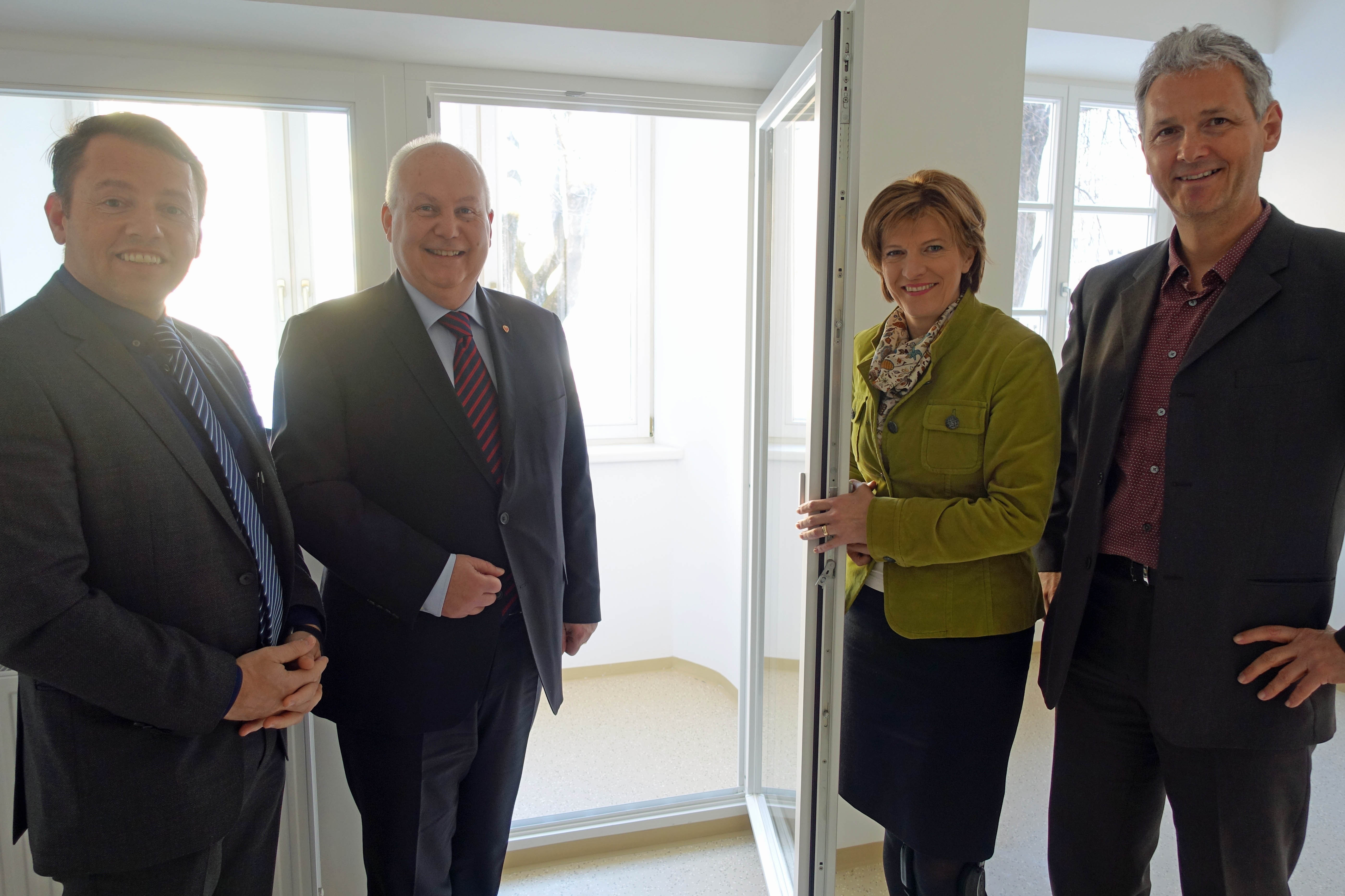 Machten sich ein Bild von einer sanierten IIG-Wohnung: IIG-Geschäftsführer Franz Danler, Wohnungsstadtrat Andreas Wanker, Bürgermeisterin Christine Oppitz-Plörer sowie Bausachverständiger Karl Torghele (v. l.)
© IKM/Sulaiman