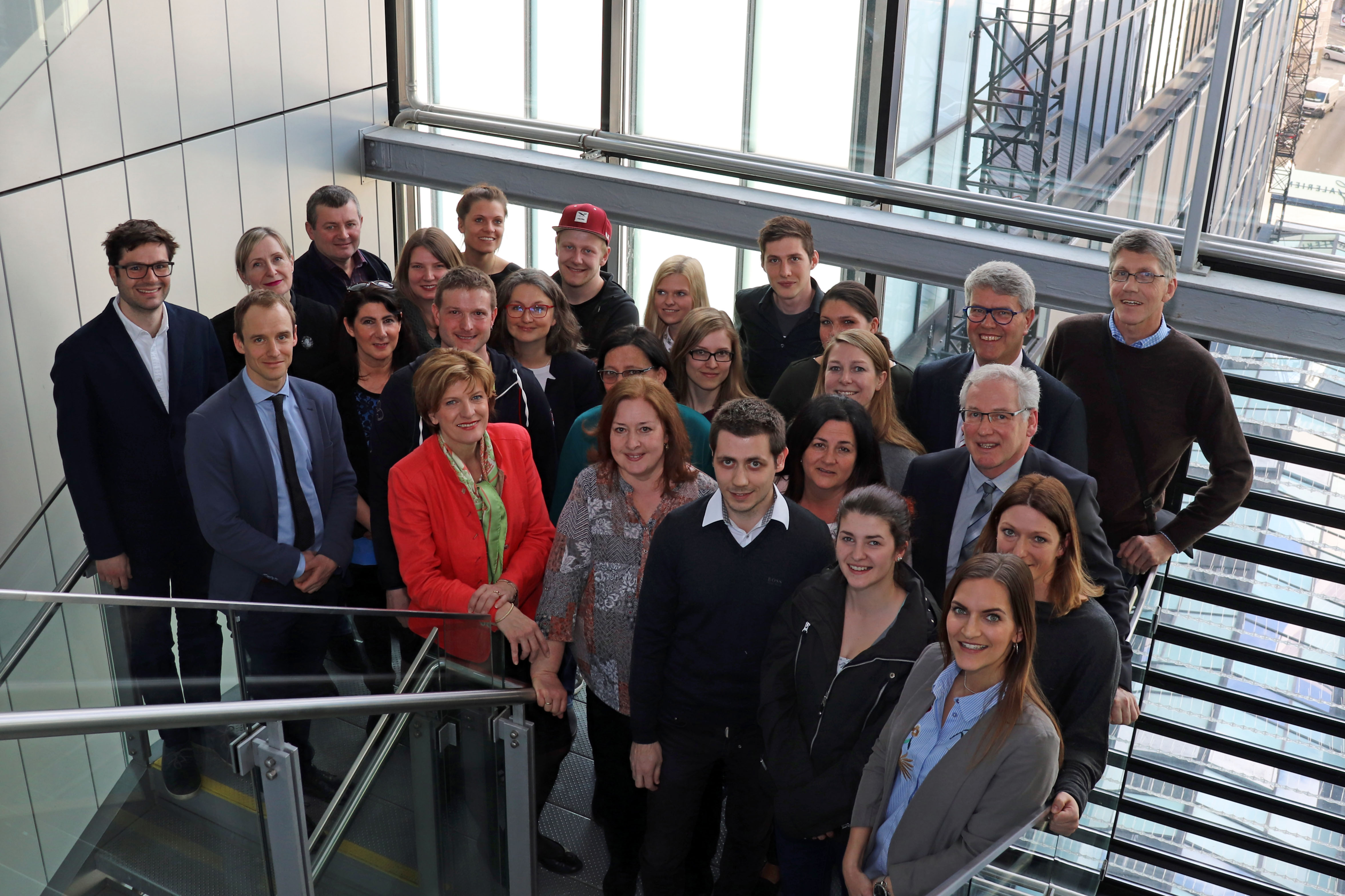 Bürgermeisterin Christine Oppitz-Plörer (5.v.r.; 1. Reihe), Magistratsdirektor Bernhard Holas (2.v.r.; 2. Reihe) und Personalchef Ferdinand Neu (2.v.r.; 3. Reihe) posierten mit den neuen MitarbeiterInnen für ein Gruppenfoto.