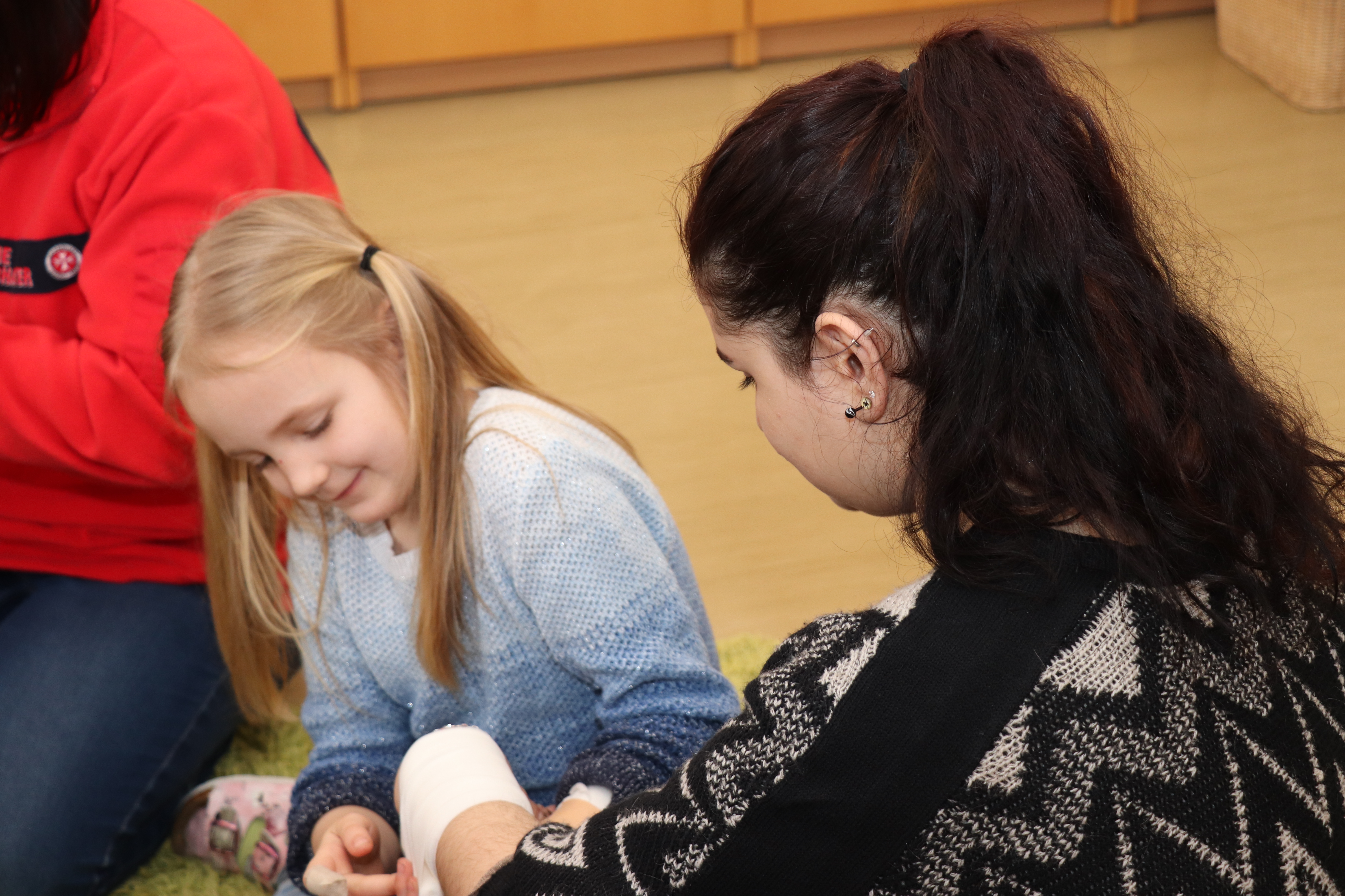 Die Kinder des KG Pradl erlernen Erste Hilfe.