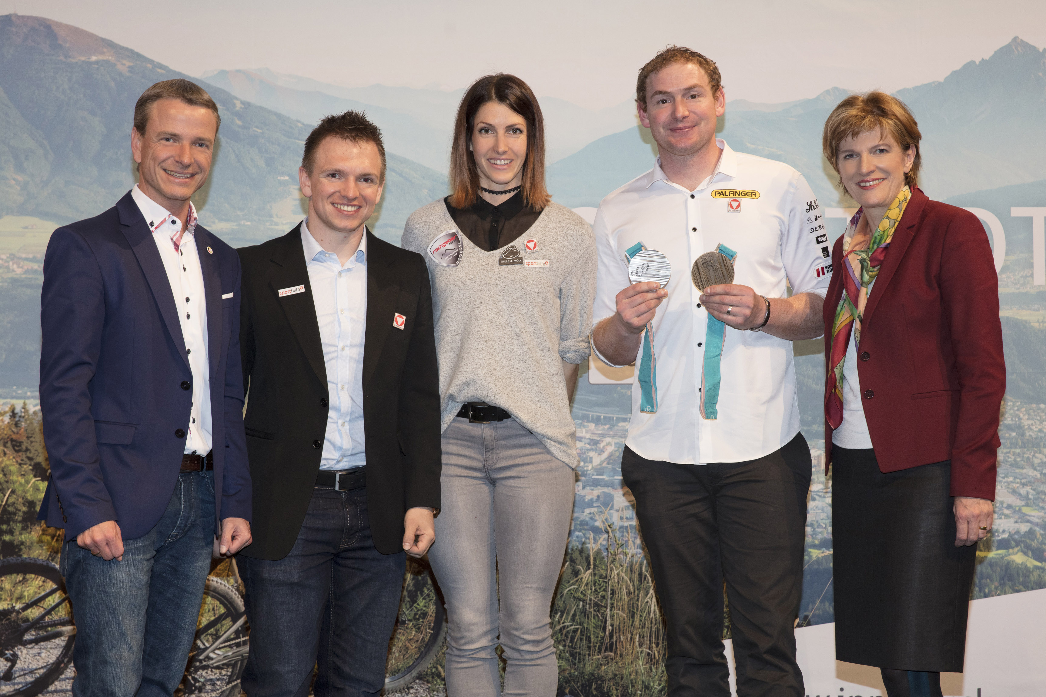 Feierten gemeinsam den Sport (v. l.): Vizebürgermeister Christoph Kaufmann, Wolfgang Kindl (Zweifacher Rodel-Weltmeister 2017), Janine Flock (Skeleton-Vizeeuropameisterin 2017), Peter Penz (Rodel Doppel-Olympiamedaillengewinner 2018) und Bürgermeisterin Christine Oppitz-Plörer. © Tanja Cammerlander Photography