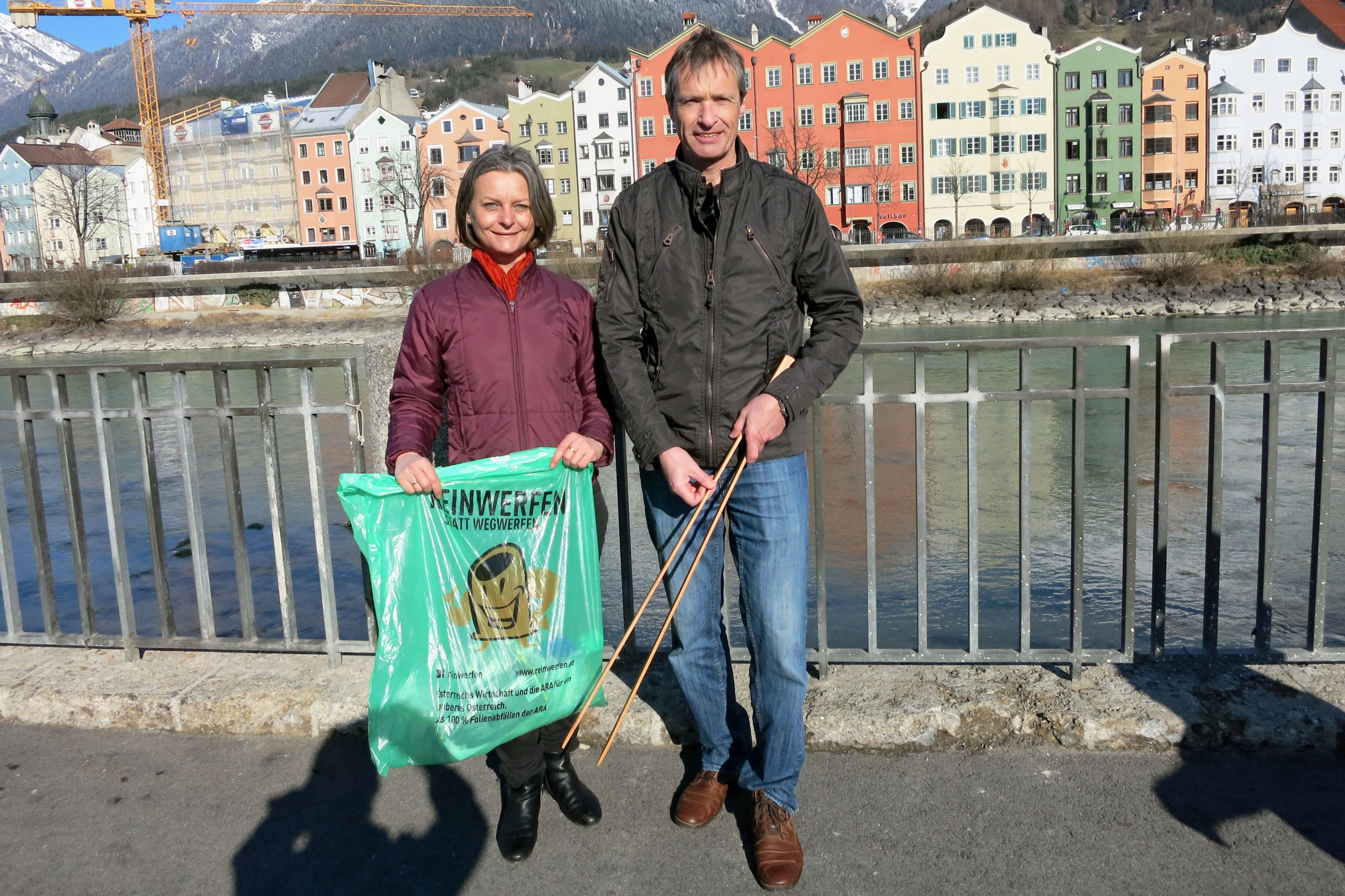 Im Einsatz für den Umwelt- und Hochwasserschutz: Vizebürgermeisterin Sonja Pitscheider und der Leiter des Referates Verkehrs- und Umweltmanagement, Michael Kaufmann bei der alljährlicher Innufer- und Flurreinigung. © Stadt Innsbruck
