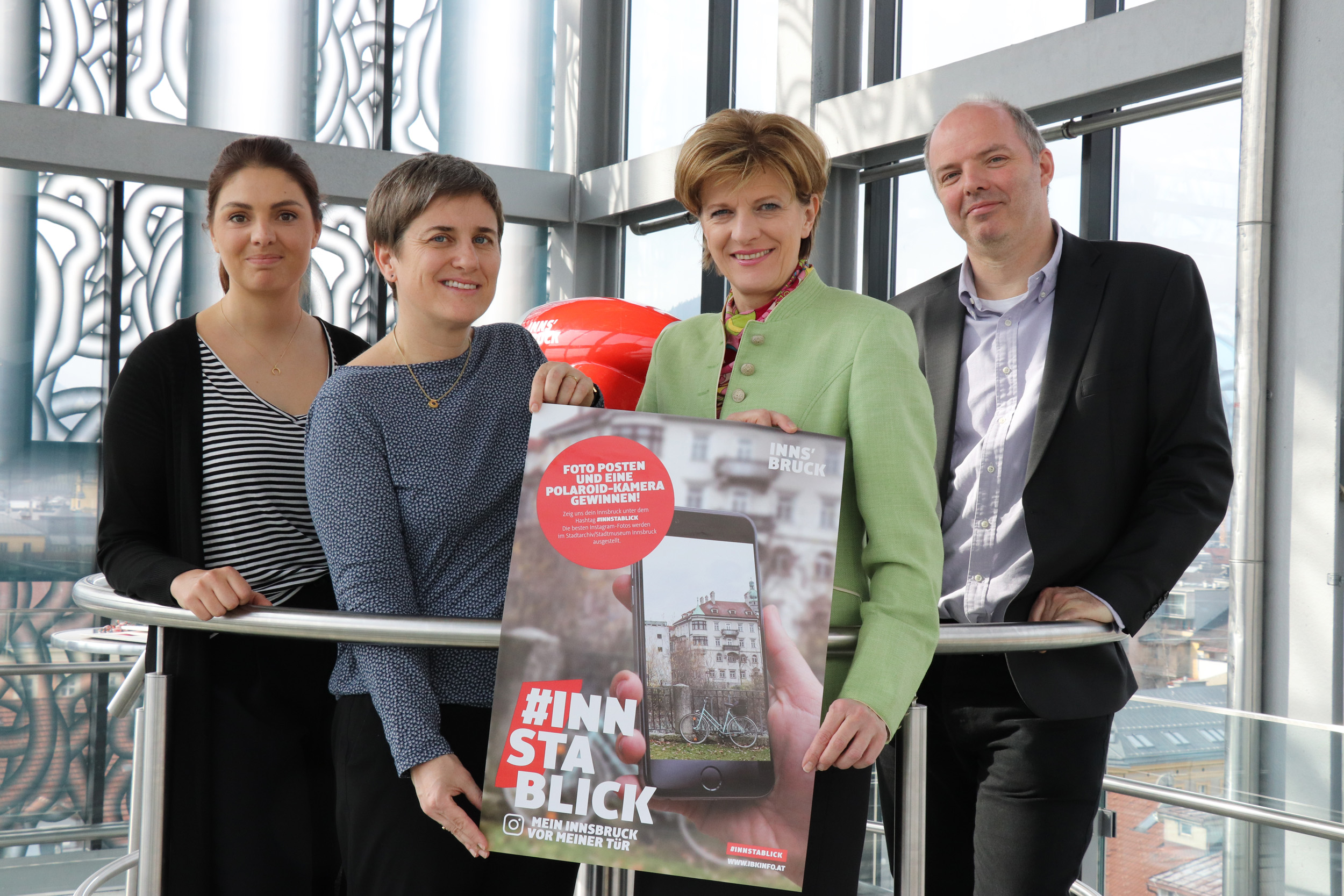 Bürgermeisterin Christine Oppitz-Plörer (2. v. r.), Referatsleiterin Lisa Reinthaler (l.), Projektverantwortliche Renate Ursprunger und Referatsleiter Lukas Morscher (Stadtarchiv/Stadtmuseum) gaben den Startschuss zum Fotoprojekt. © IKM/Kuess