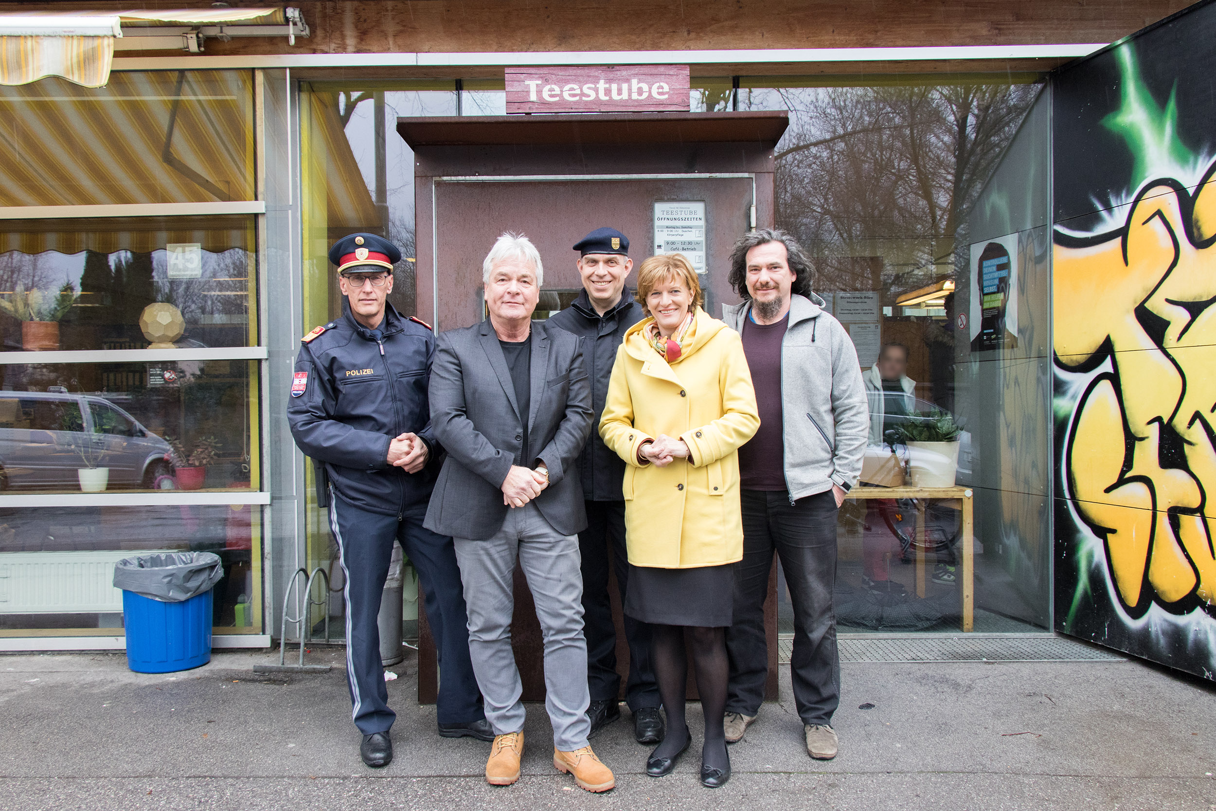 Stadtpolizeikommandant Martin Kirchler, Stadtrat Ernst Pechlaner, Amtsleiter Elmar Rizzoli, Bürgermeisterin Christine Oppitz-Plörer und Geschäftsführer Michael Hennermann (Verein für Obdachlose; v. l.) zogen ein positives Fazit zum „Sicherheitsforum Teestube“.