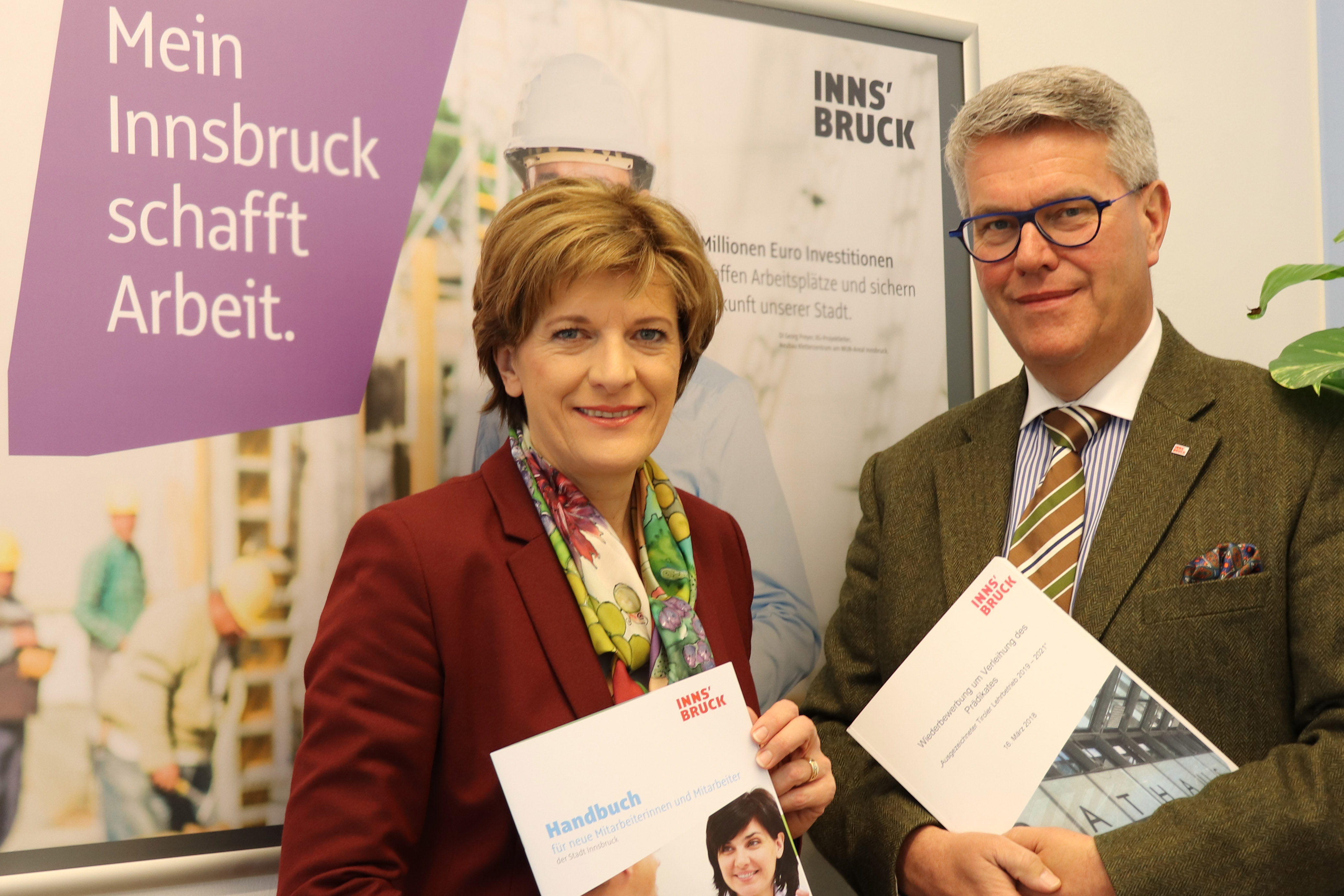 Bürgermeisterin Christine Oppitz-Plörer und Personalchef Ferdinand Neu präsentierten die Möglichkeiten für eine Karriere bei der Stadt Innsbruck.