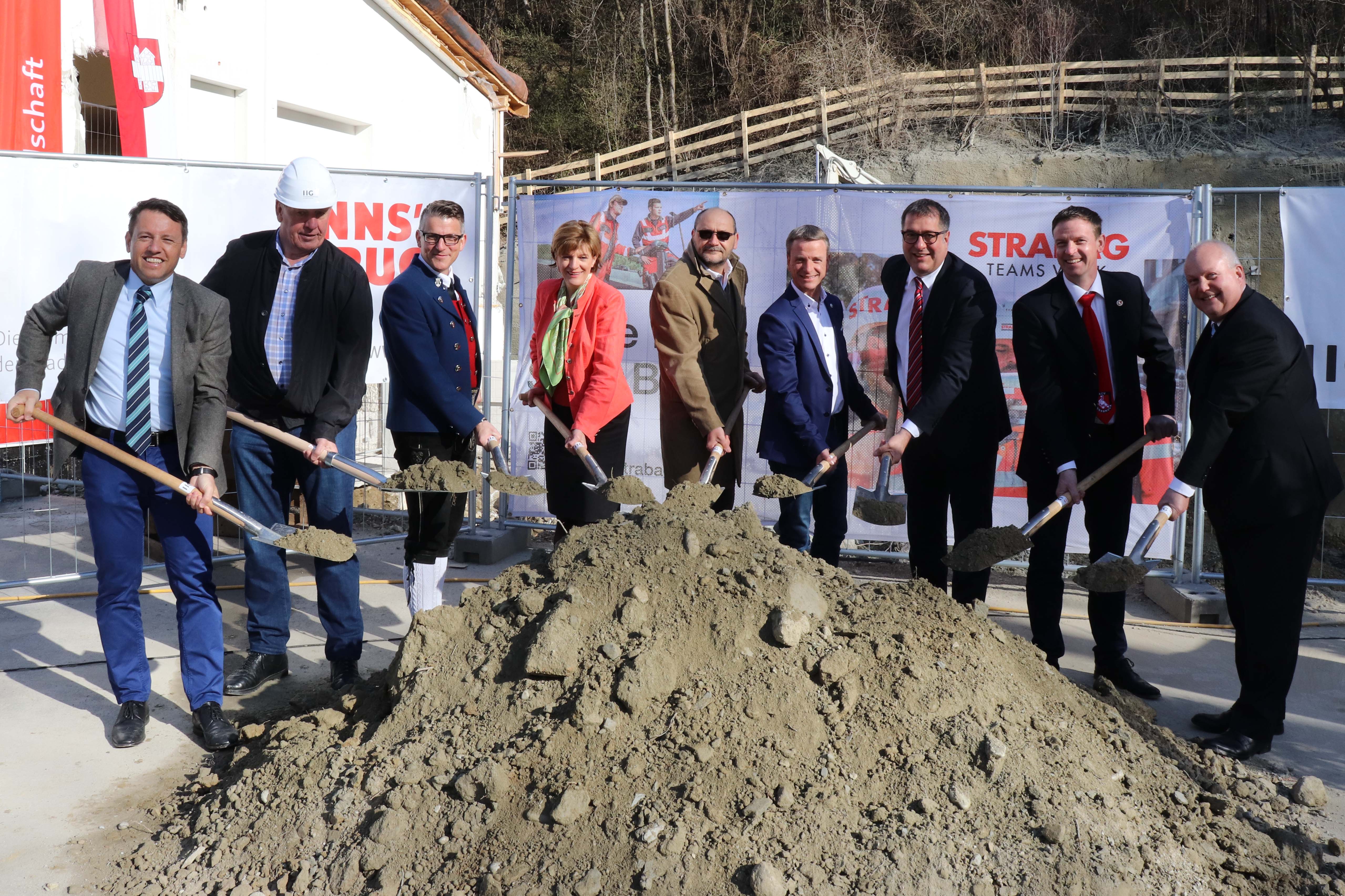 IIG-Geschäftsführer Franz Danler, Trachtenverein-Obmann Franz Kitzmüller, Musikkapellen-Obmann Johann Egg, Bürgermeisterin Christine Oppitz-Plörer, Architekt Gerhard Walter, Vizebürgermeister Christoph Kaufmann, Stadtrat Franz Gruber, Ring-Verein Obmann Michael Kirschner und Stadtrat Andreas Wanker (v.l.) packten beim Spatenstich gemeinsam an.