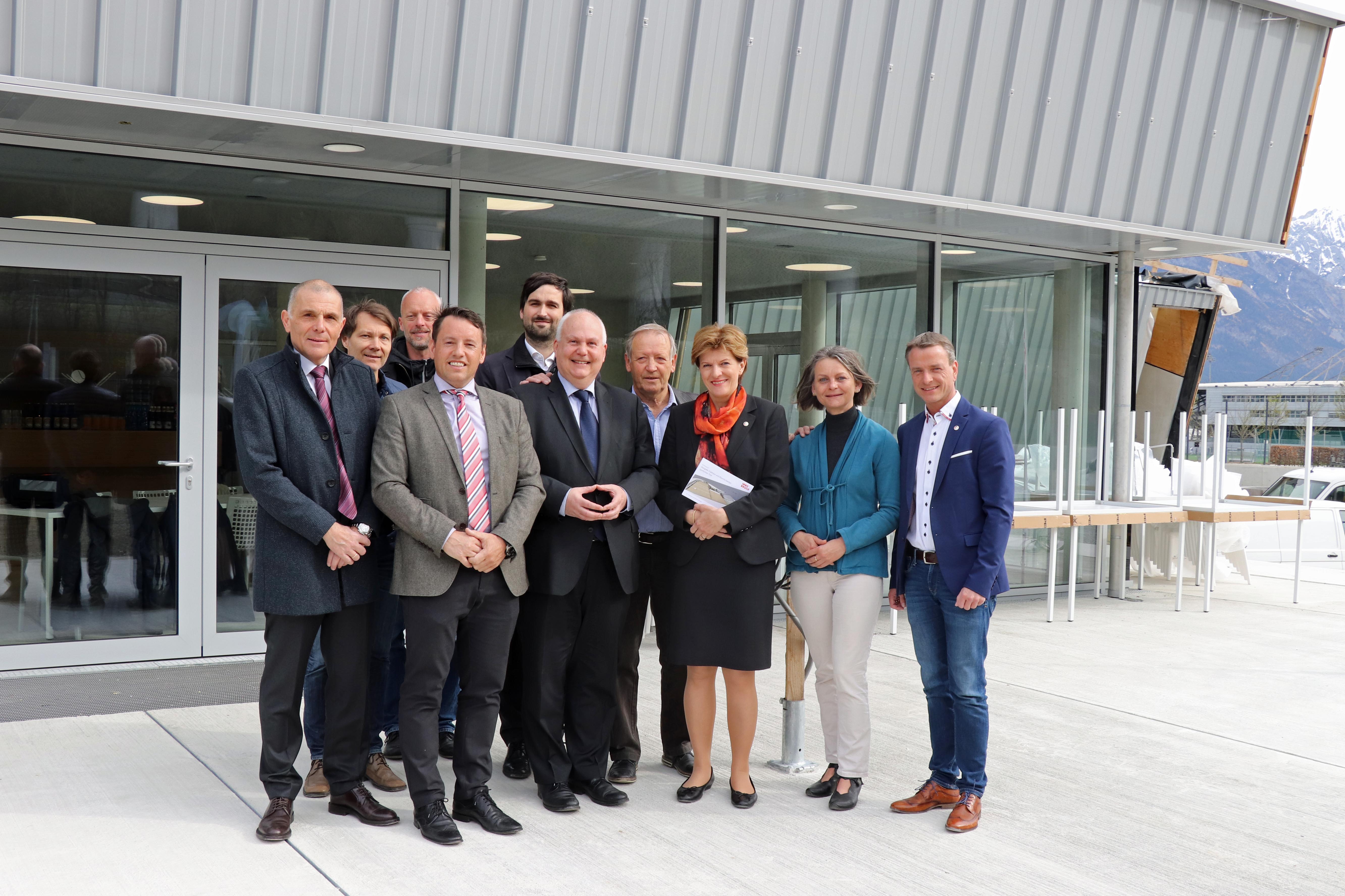 Machten sich vom neuen Klubhaus in der entstehenden Sportanlage in der Wiesengasse ein Bild:, Christian Girardi (Turnerschaft Innsbruck), Florian Lamprecht, Jörg Schneider (beide beaufort Architekten ZT GmbH), IIG-Geschäftsführer Franz Danler, Daniel Pichler (Turnerschaft Innsbruck), Stadtrat Andreas Wanker, Günther Mitterbauer (Sportunion Tirol), Bürgermeisterin Christine Oppitz-Plörer, Vizebürgermeisterin Sonja Pitscheider und Vizebürgermeister Christoph Kaufmann (v. l.)