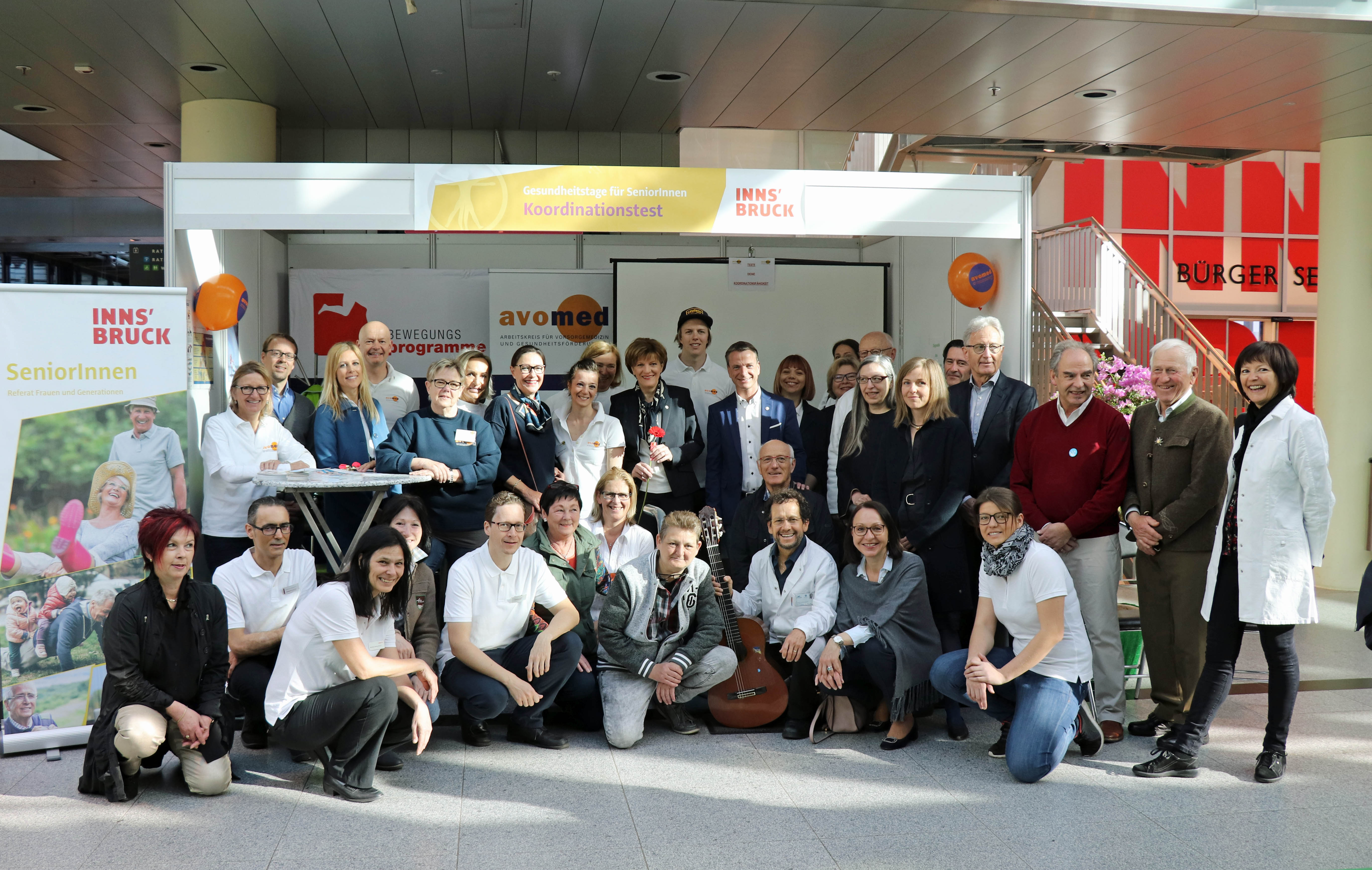 Bürgermeisterin Christine Oppitz-Plörer und Vizebürgermeister Christoph Kaufmann (M.) eröffneten im Kreise der Mitwirkenden mit Referatsleiterin Uschi Klee (l.) die Gesundheitstage in den RathausGalerien.