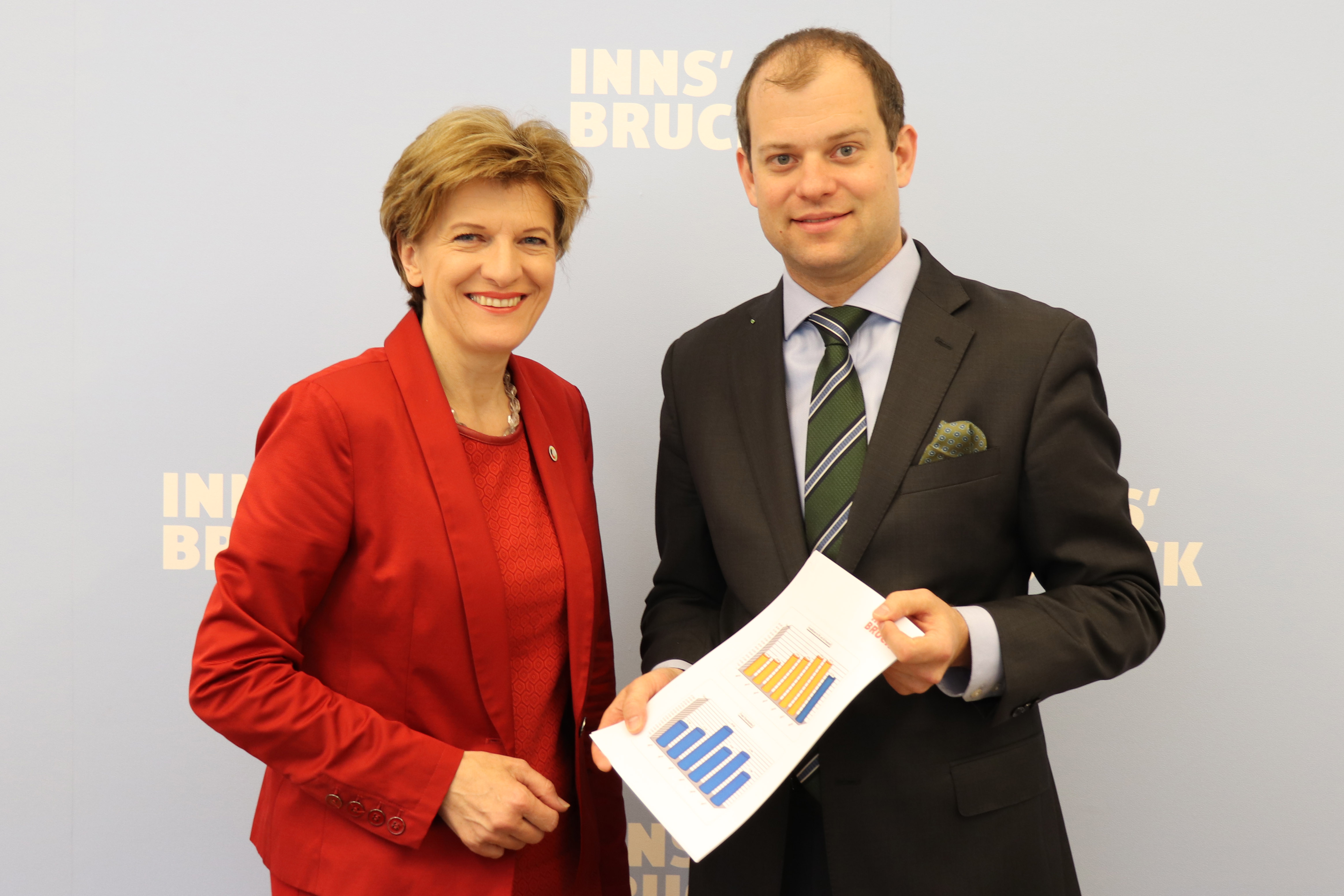 Bürgermeisterin Christine Oppitz-Plörer und Finanzdirektor Armin Tschurtschenthaler präsentierten den Rechnungsabschluss 2017.