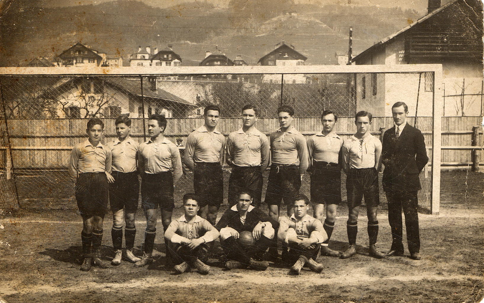 Ein weiterer sportlicher Rückblick: Der Sportverein Hötting posiert 1924 für ein Foto.