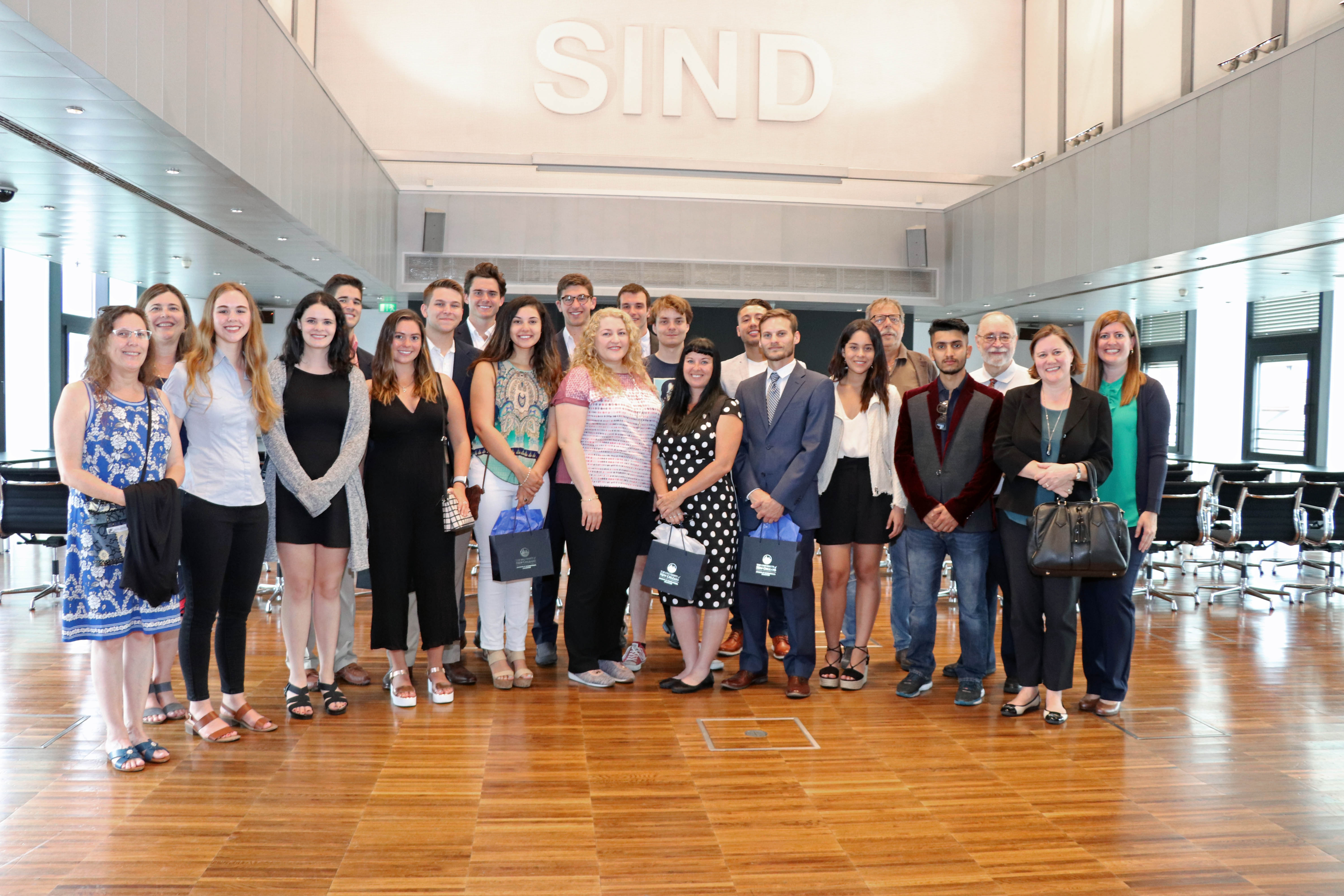 Gemeinderätin Marcela Duftner (Mitte), Gemeinderat Dejan Lukovic (hinten 5.v.r.) und Gemeinderat Gerhard Fritz (hinten 3.v.r.) begrüßten die StudentInnen sowie die Koordinatorinnen der UNO Summer School, Marianna Zanotti Martinez (li.), Irene Ziegler (2.v.r.) und die Leiterin-Stv. für internationale Bildung der University of New Orleans, Alea Cot (hinten 1.v.l.) im Innsbrucker Plenarsaal.