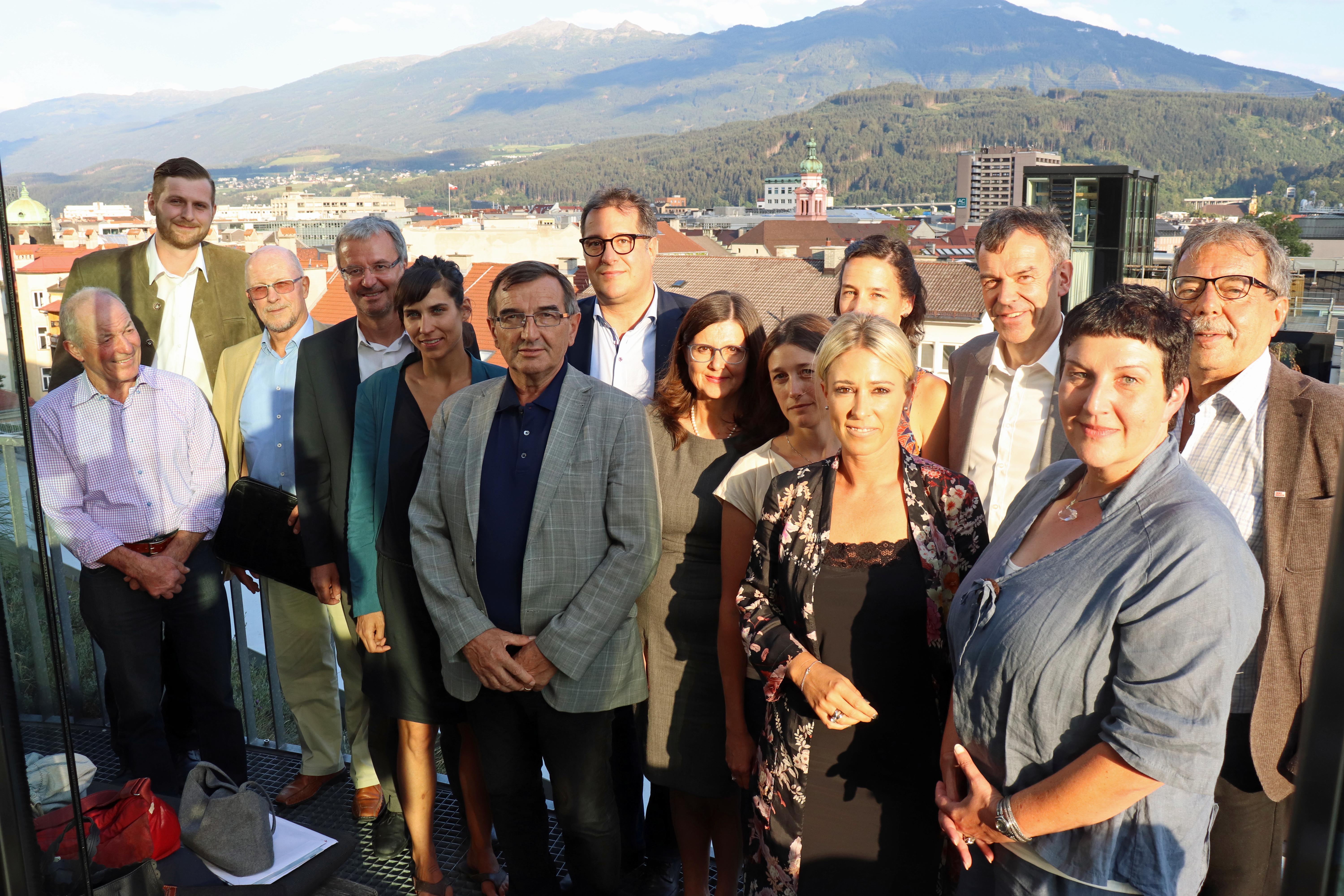 Nach der konstituierenden Sitzung stand noch ein Gruppenfoto auf dem Programm: Der Stadtteilausschuss Vill mit Bürgermeister Georg Willi (3. v. r.), Vizebürgermeister Franz X. Gruber (7. v. l.) und dem gewählten Vorsitzenden Dr. Klaus Jennewein (4. v. l.)