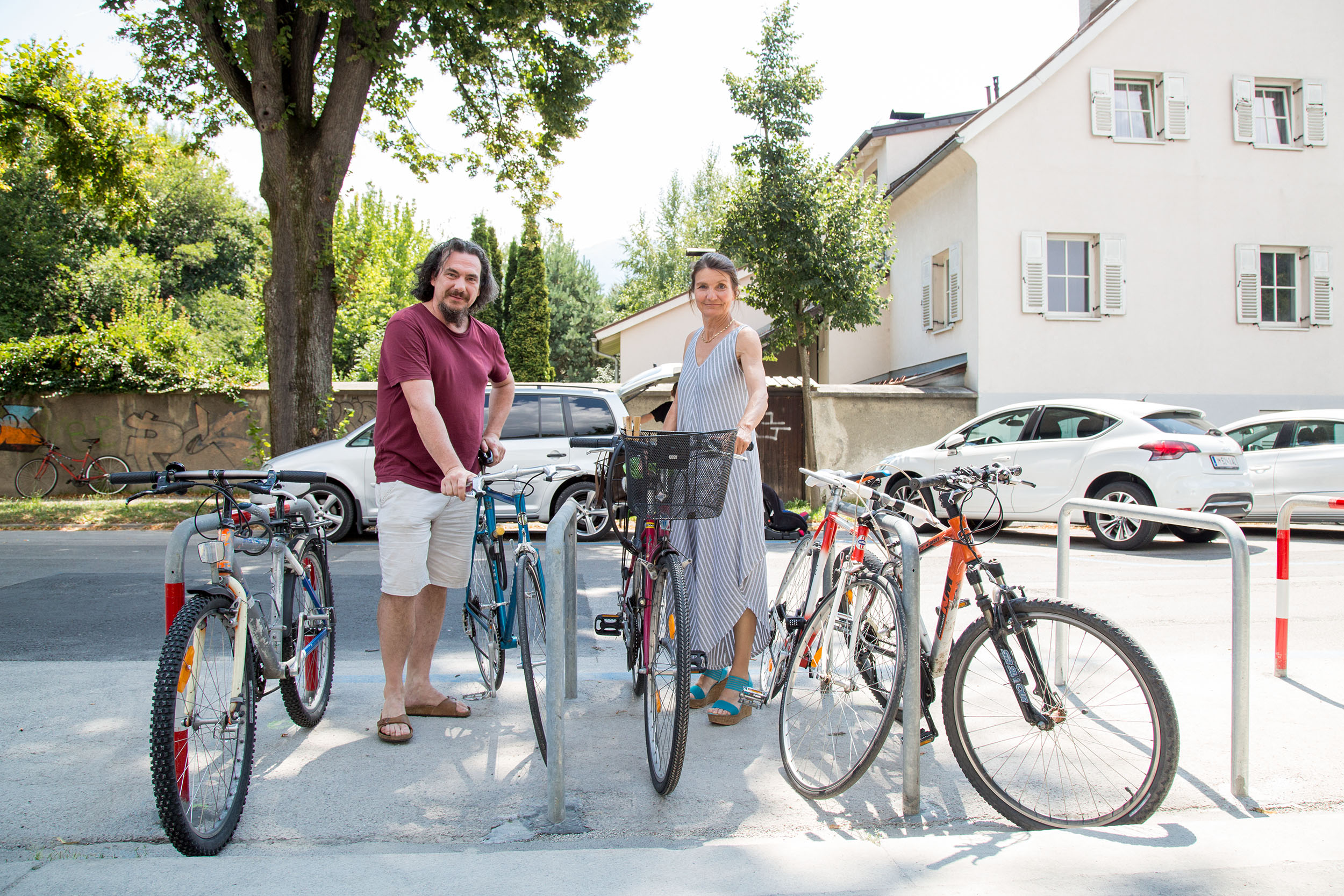 Stadträtin Uschi Schwarzl begutachtet mit Michael Hennermann die neu aufgestellten Fahrradbügel in der Kapuzinergasse.