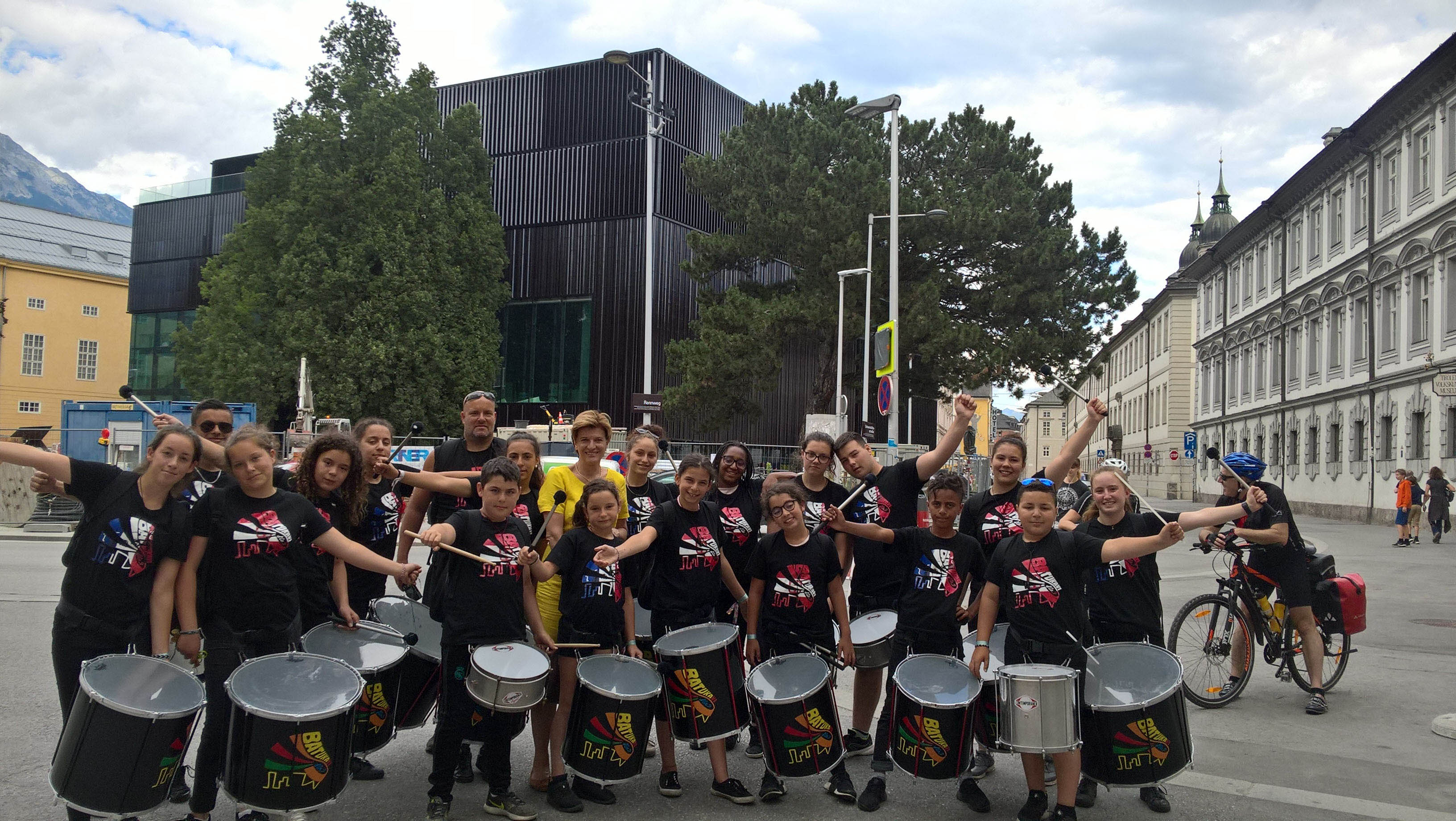 Die Trommelgruppe „BatukaVI“ aus Grenoble spielte Vizebürgermeisterin Christine Oppitz-Plörer (M.) ein Ständchen.