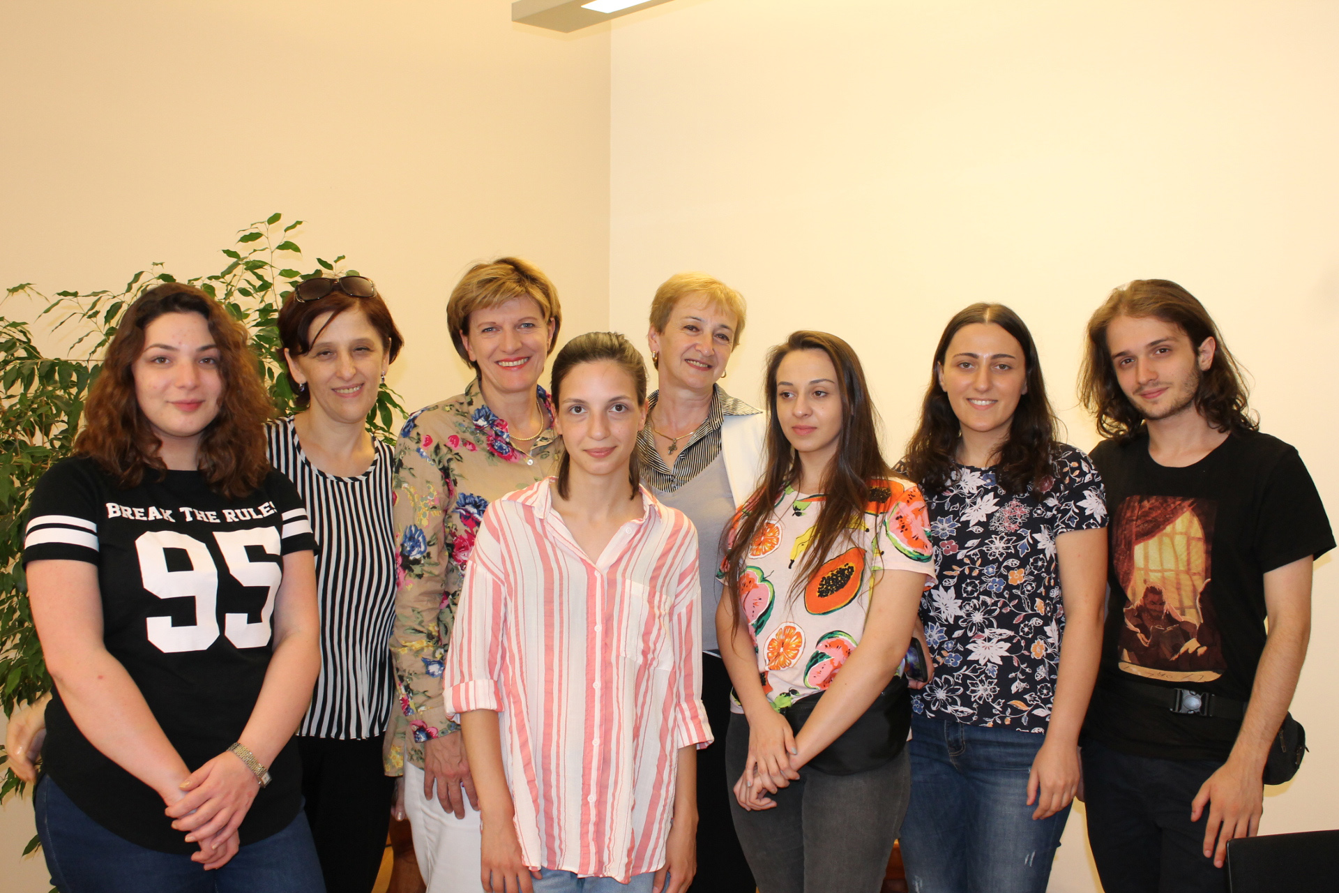 Vizebürgermeisterin Christine Oppitz-Plörer (2 v.l.) empfing eine Gruppe georgischer Studierender aus der Partnerstadt Tbilisi.