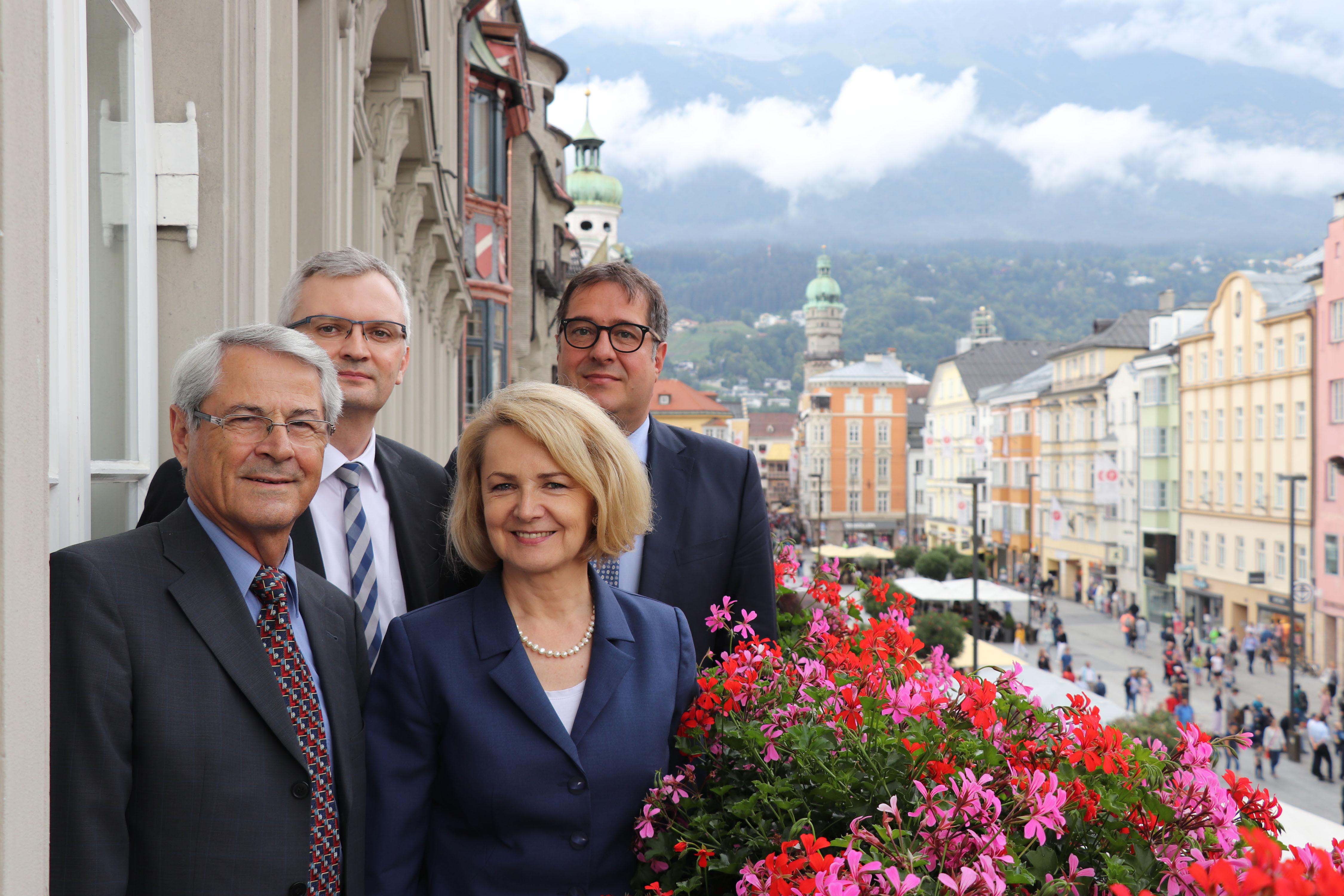 Die polnische Botschafterin Jolanta Róża Kozłowska (M.), besuchte in Begleitung von Generalkonsul Bartłomiej Rosik (2 v.l.) und Dipl. Ing. Eugen Sprenger (l.), Vizebürgermeister Franz X. Gruber (r.) im Rathaus.