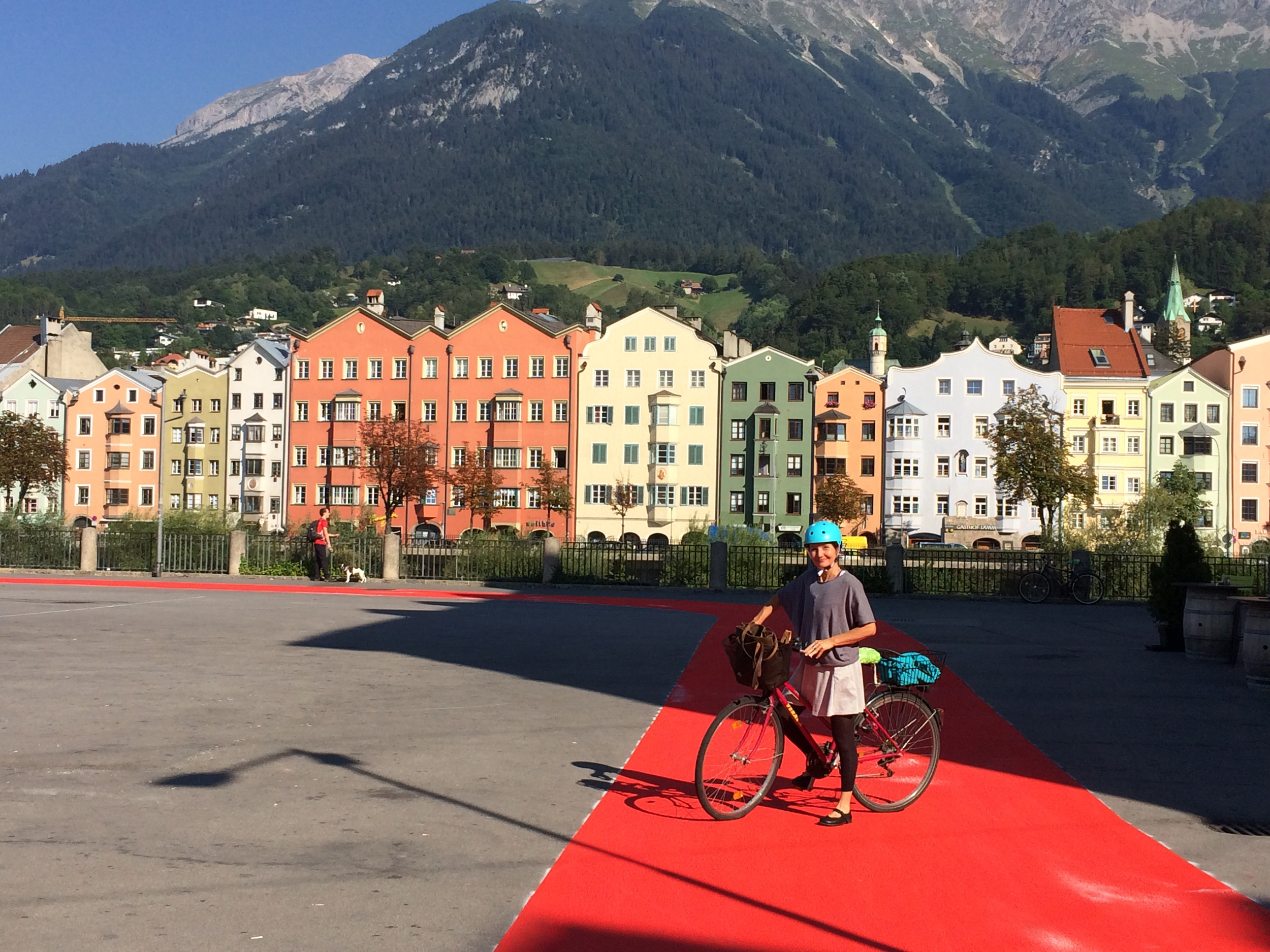 Stadträtin Uschi Schwarzl zeigt sich über die gut sichtbaren Markierung für den Radweg am Marktplatz erfreut.