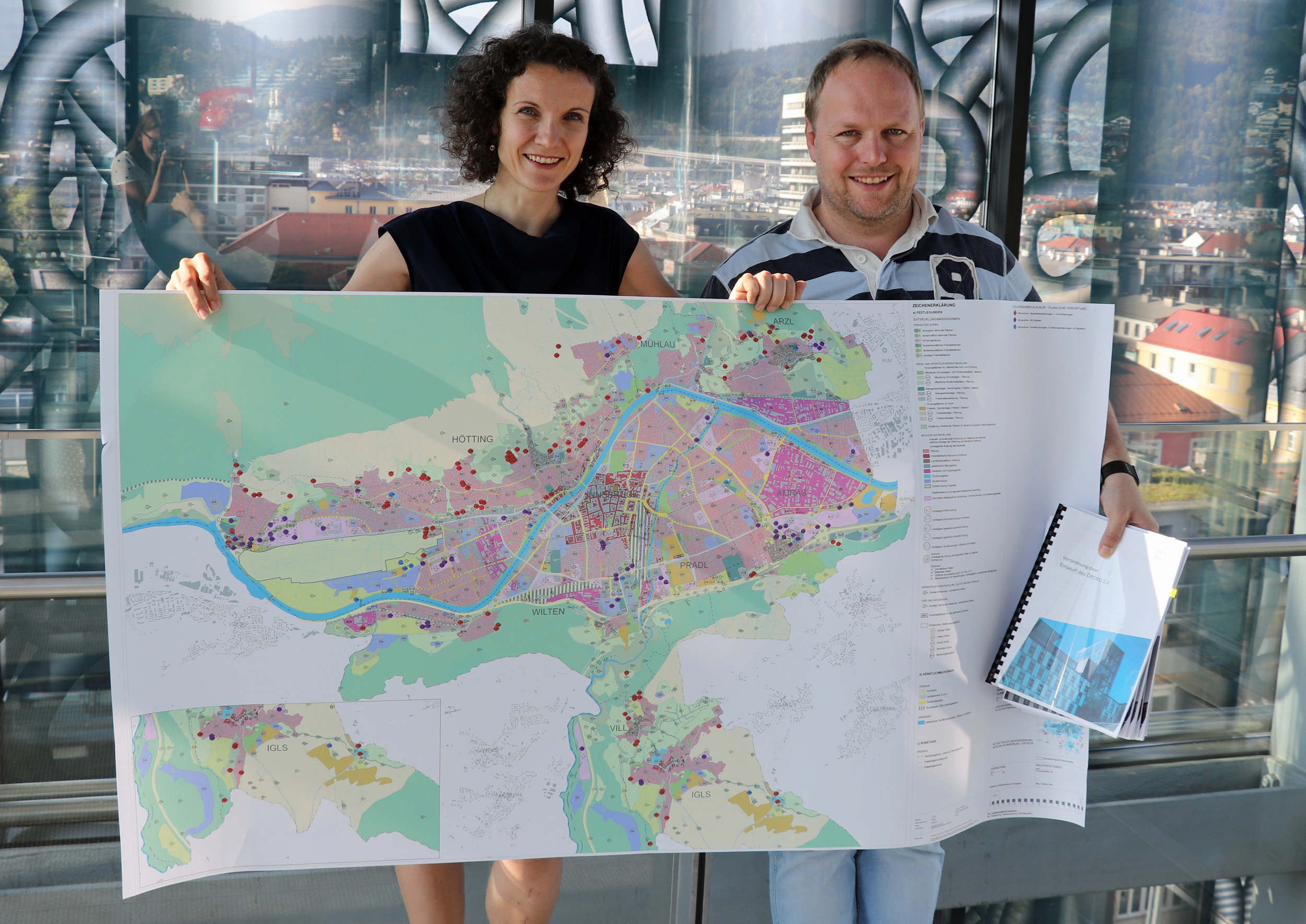 Anne Weidner, Referatsleiterin „Raumplanung und Stadtentwicklung“ und Lucas Krackl, Vorsitzender des Ausschusses für Stadtentwicklung, Wohnbau und Projekte zeigen sich über das Ergebnis der Klausur erfreut.