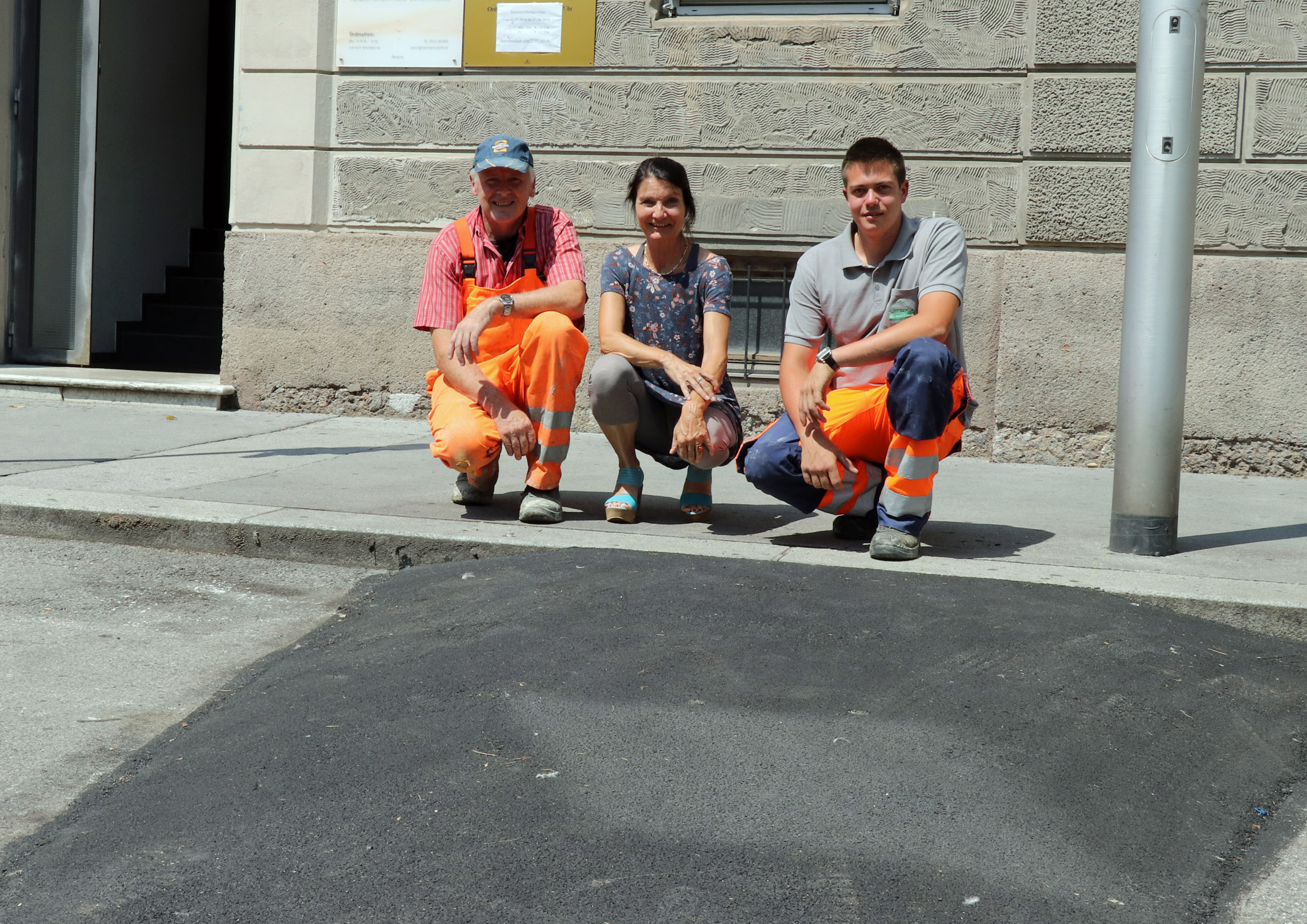 Stadträtin Uschi Schwarzl überzeugte sich gemeinsam mit Mitarbeitern des Tiefbauamts von der neuen Rampe am Adolf-Pichler-Platz.